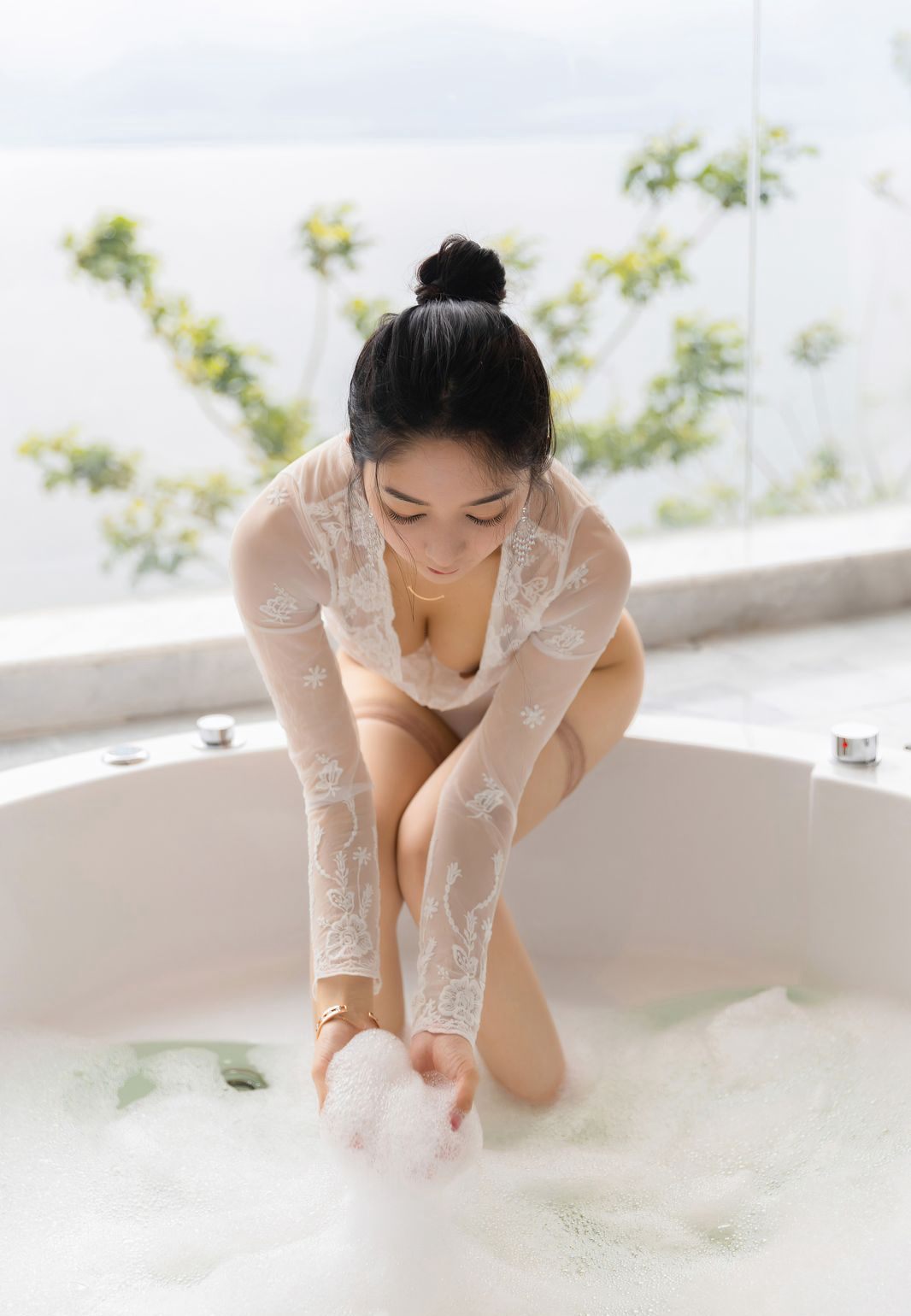 Little Reba's wet body seduction bath: premium in-water big breasts, sexy flesh-colored stockings, jade feet, and beautiful legs