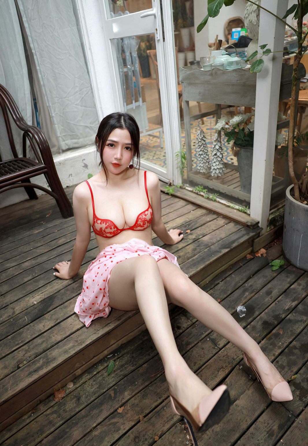 케이크, 섹시한 빨간색 에로틱한 내부에 풍만하고 부드럽고 하얀, 요염한 큰 가슴 인체