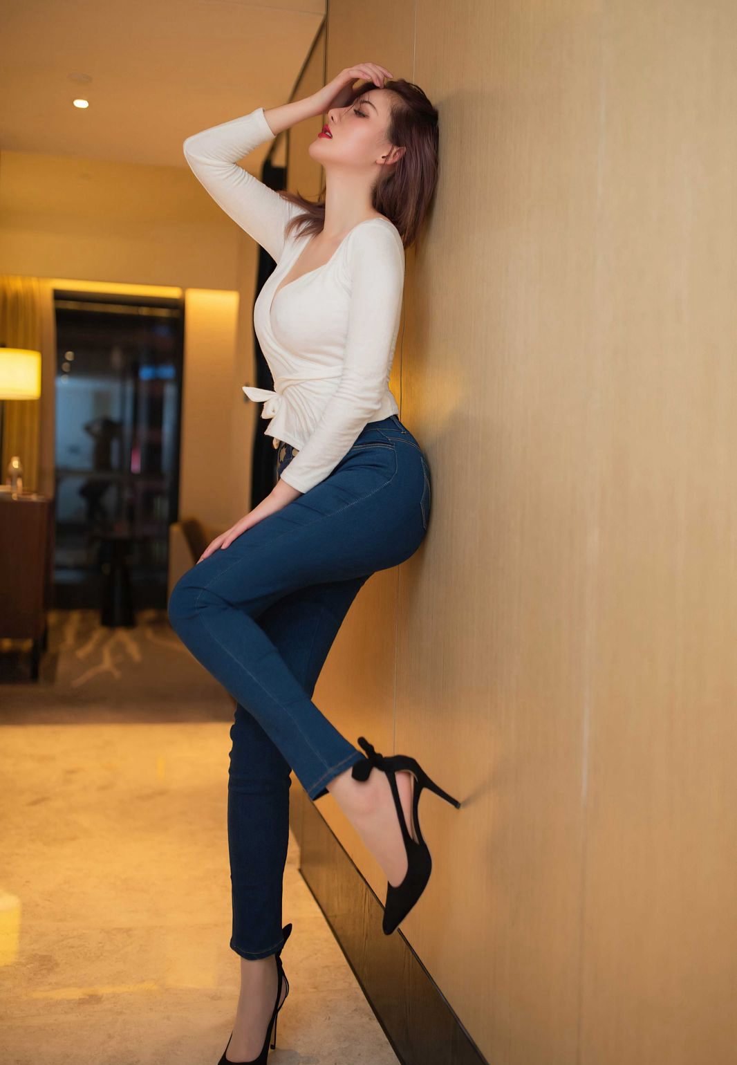 Chính là A Châu với quần jeans gợi cảm 2020 HD, vớ thịt, chân đẹp, mông vểnh quyến rũ.