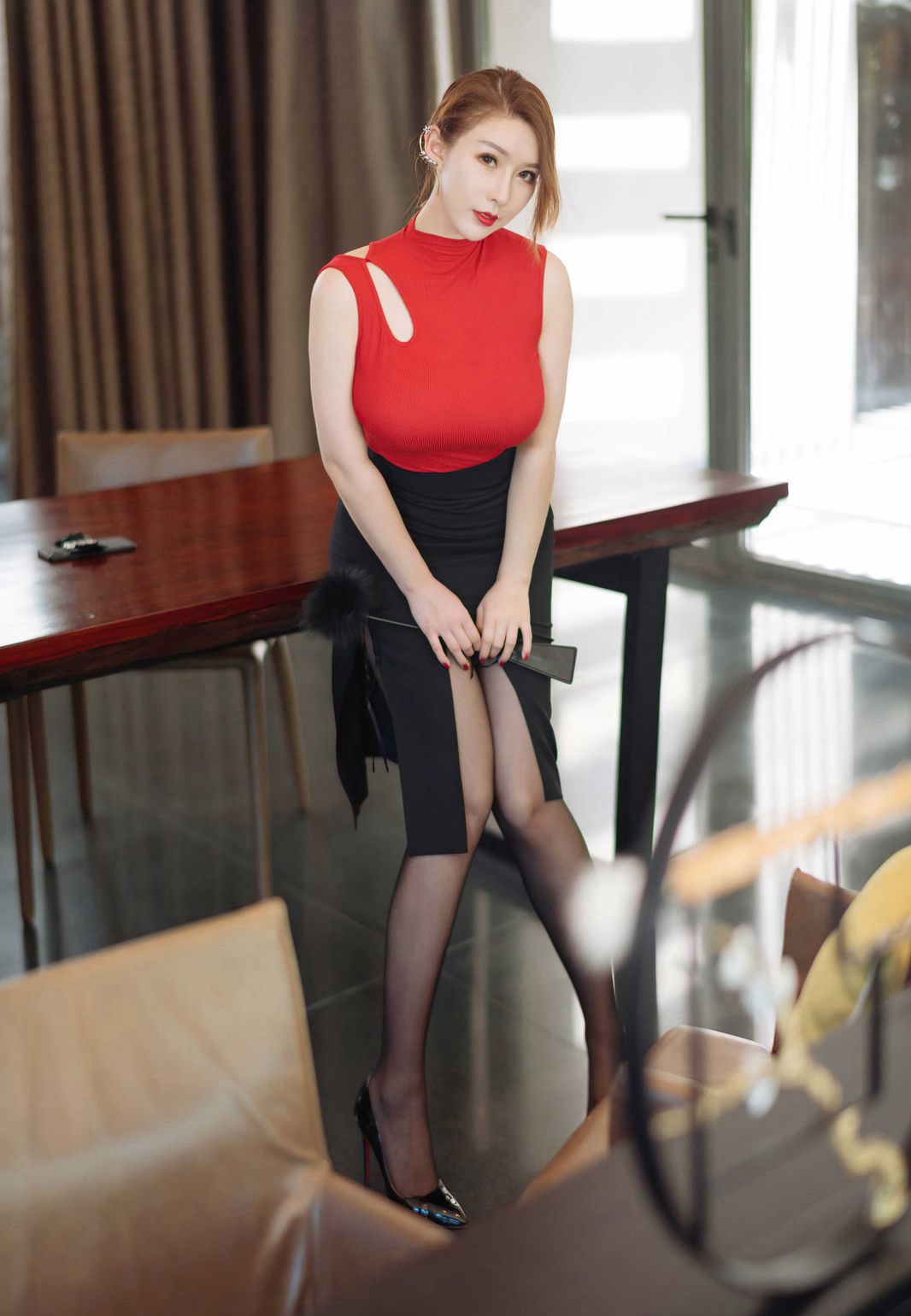 尤妮丝极致身材丰满双峰黑丝袜高翘臀姿势