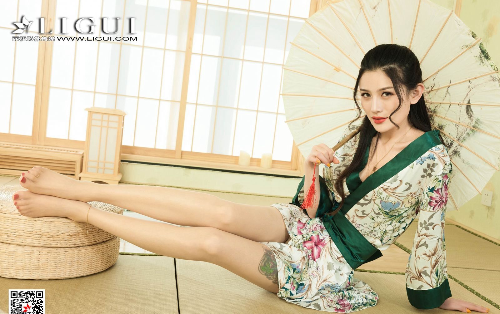 Sexy dressed beautiful women in flesh-colored silk stockings, high heels, beautiful legs, sexy high-definition jade feet temptation