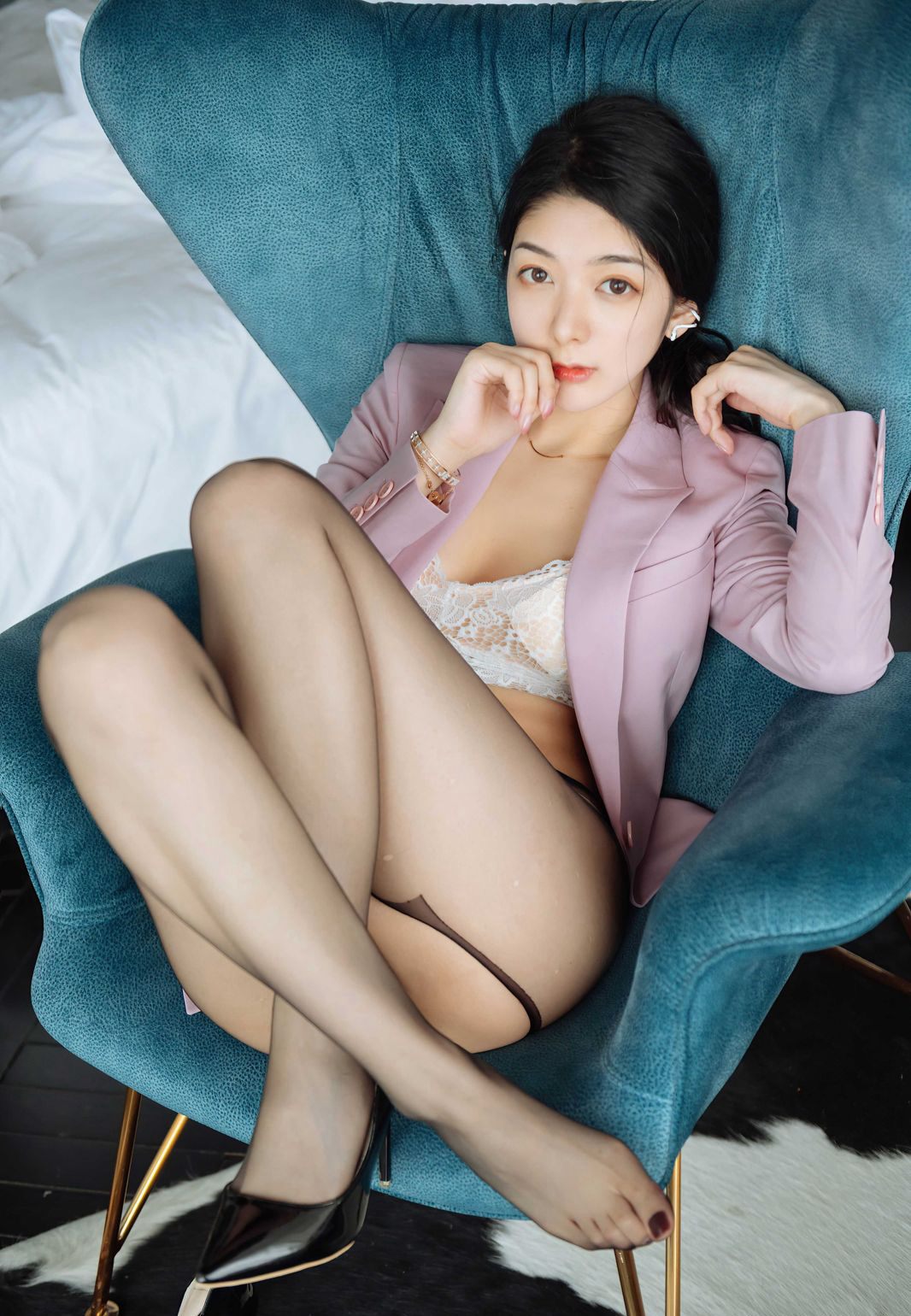 ショウレバの制服誘惑、黒ストッキング、無内、極品丁字パンツ、美尻、人体