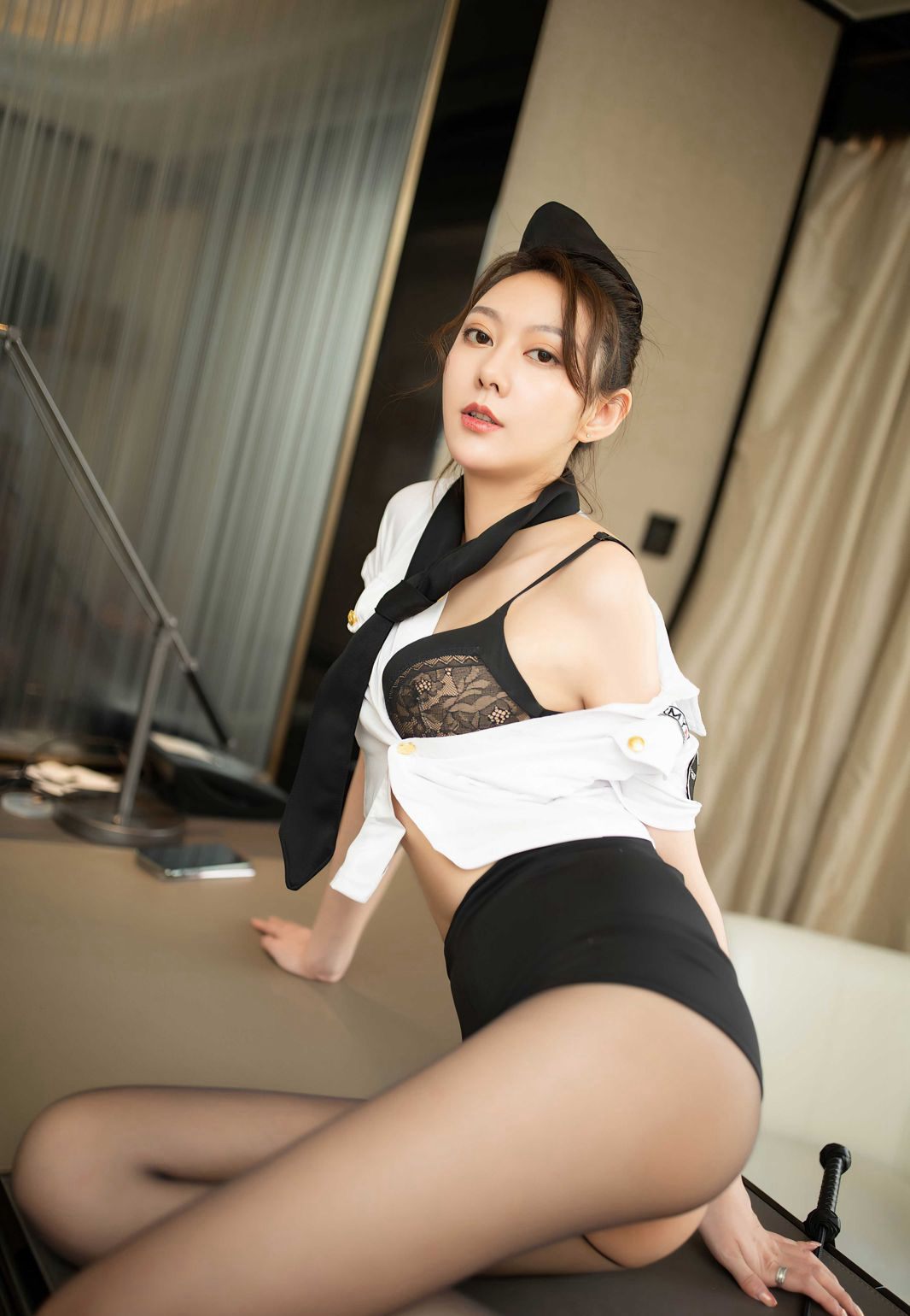 Yi Xuan Flight Attendant Uniform Temptation: Removing Black Stockings, High Heels, Beautiful Legs in Luxury Hotel Human Body Photo Set