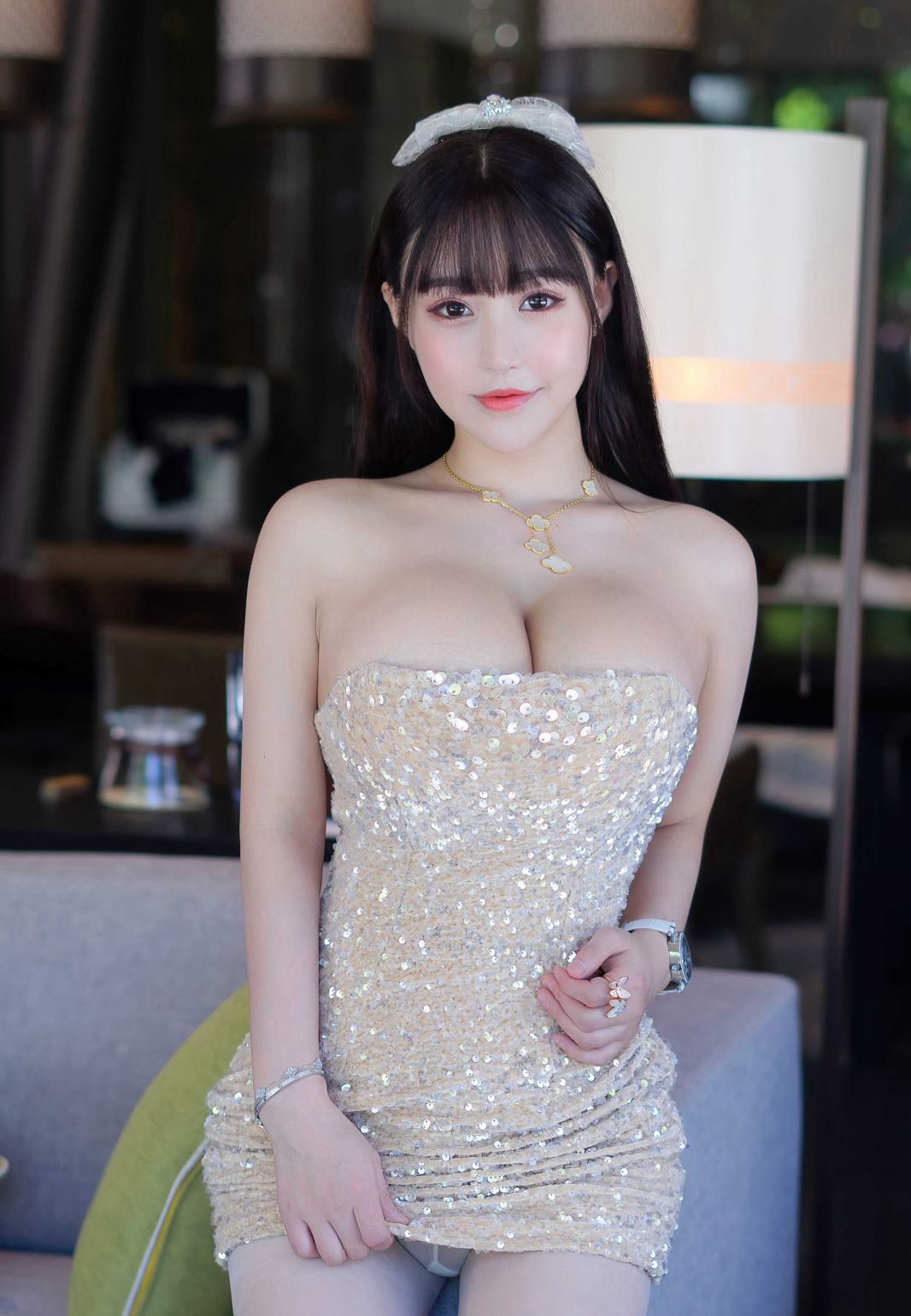 朱可儿性感双乳白嫩风骚姿势诱惑挺拔高清人体套图