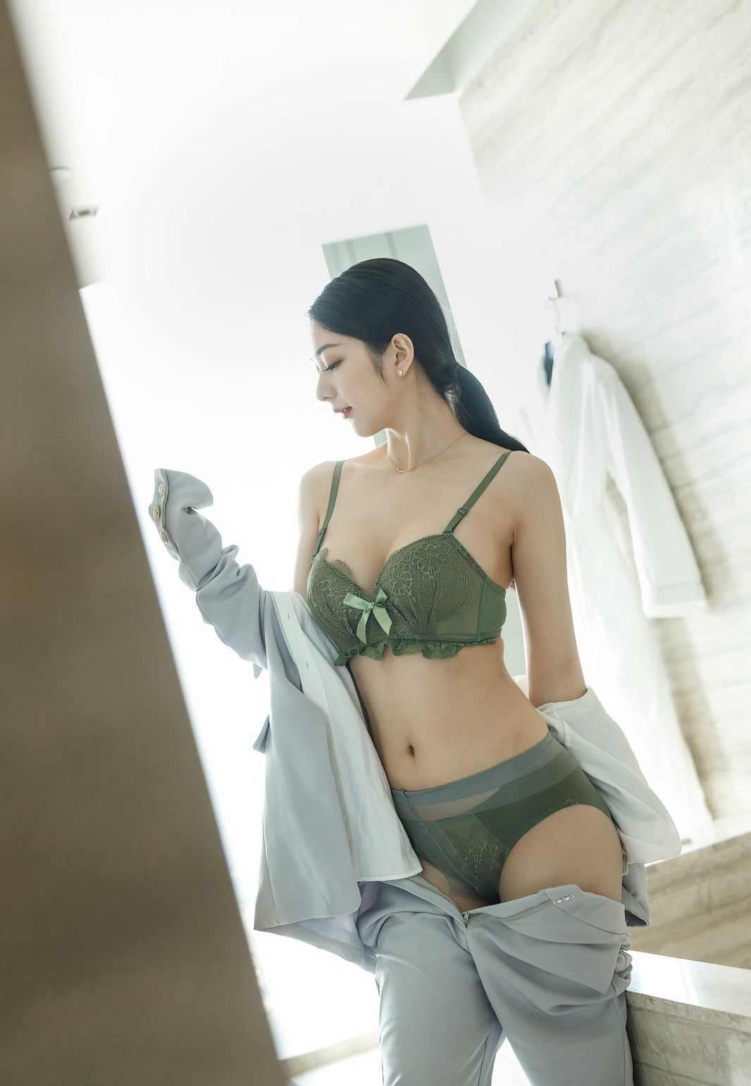 爱蜜社Angela小热巴2020极品灰色丝袜玉足丁字裤肥臀