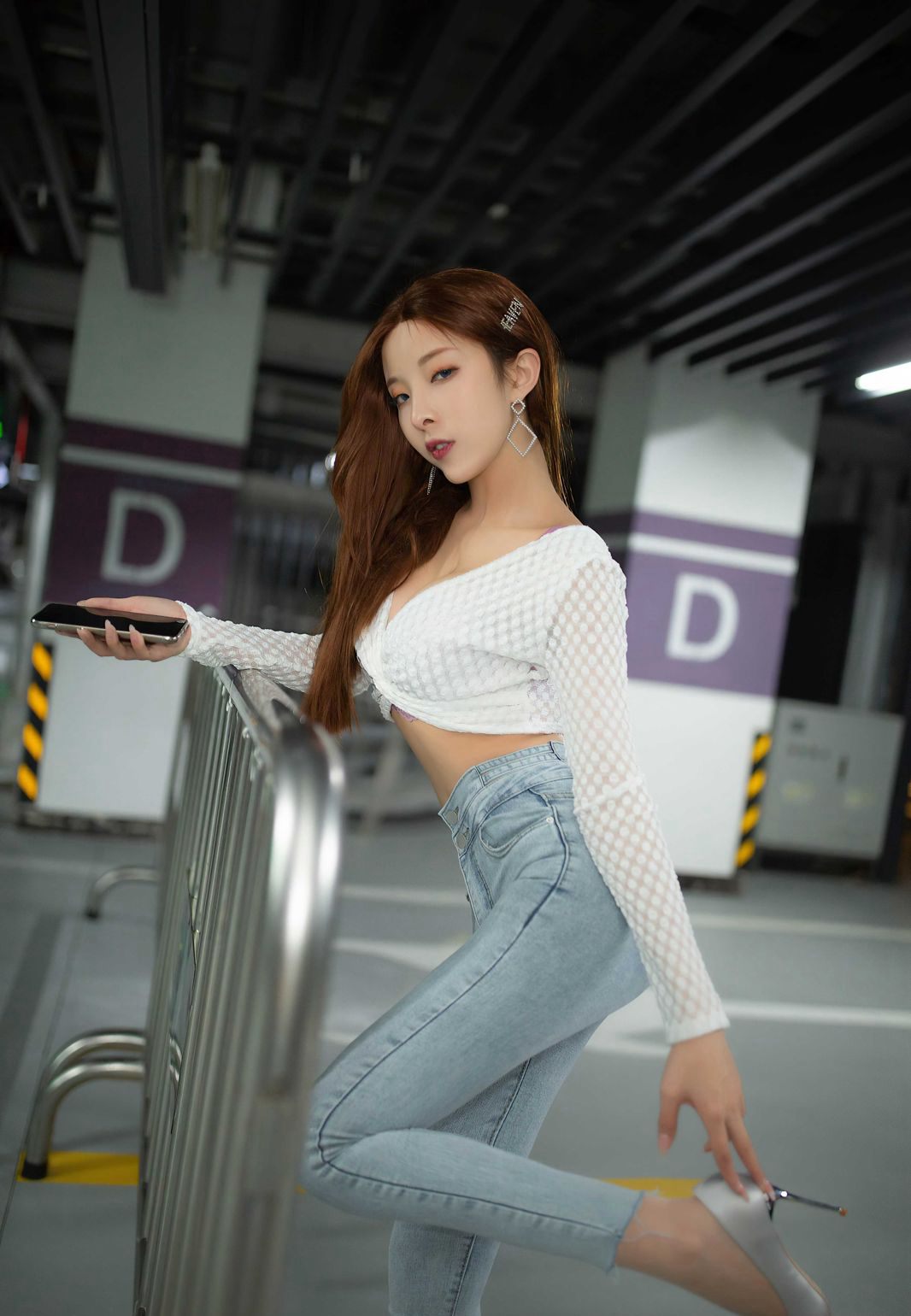 Temptation with jeans, beautiful woman Chen Xiao Miao takes off flesh-colored stockings in the car to show her sexy legs in a wild photo shoot.