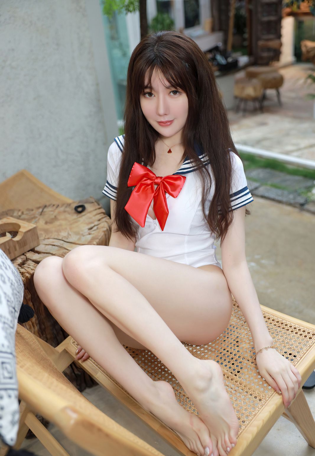 Tuyết Kỳ Kỳ Sandy - Áo liền thân gợi cảm, quần lọt khe, đồng phục hải quân, mông cong gợi cảm, chân trần, bàn chân ngọc.
