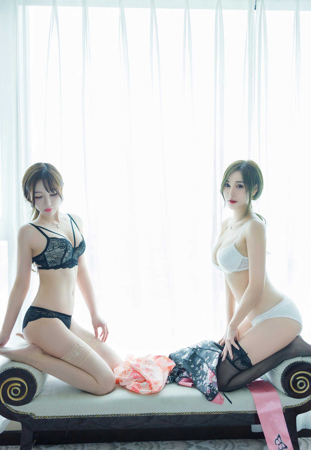 Ảnh chụp tắm của cặp song sinh gợi cảm, mỹ nữ mặc vớ màu da và vớ đen, da trắng mịn.