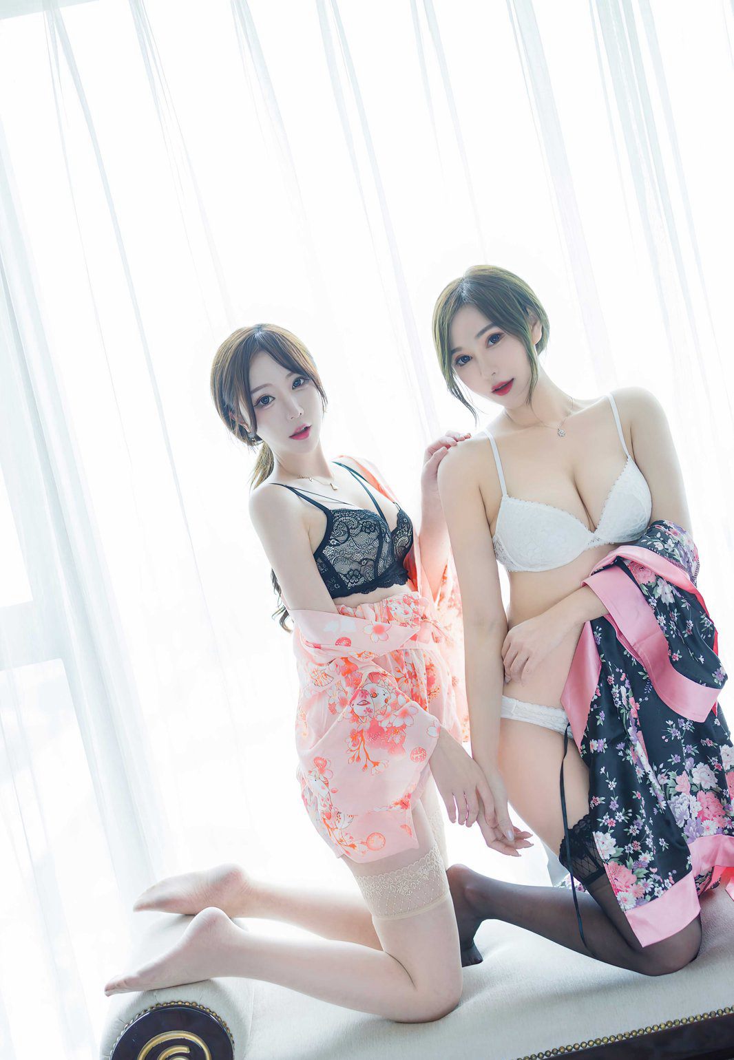 Ảnh chụp tắm của cặp song sinh gợi cảm, mỹ nữ mặc vớ màu da và vớ đen, da trắng mịn.