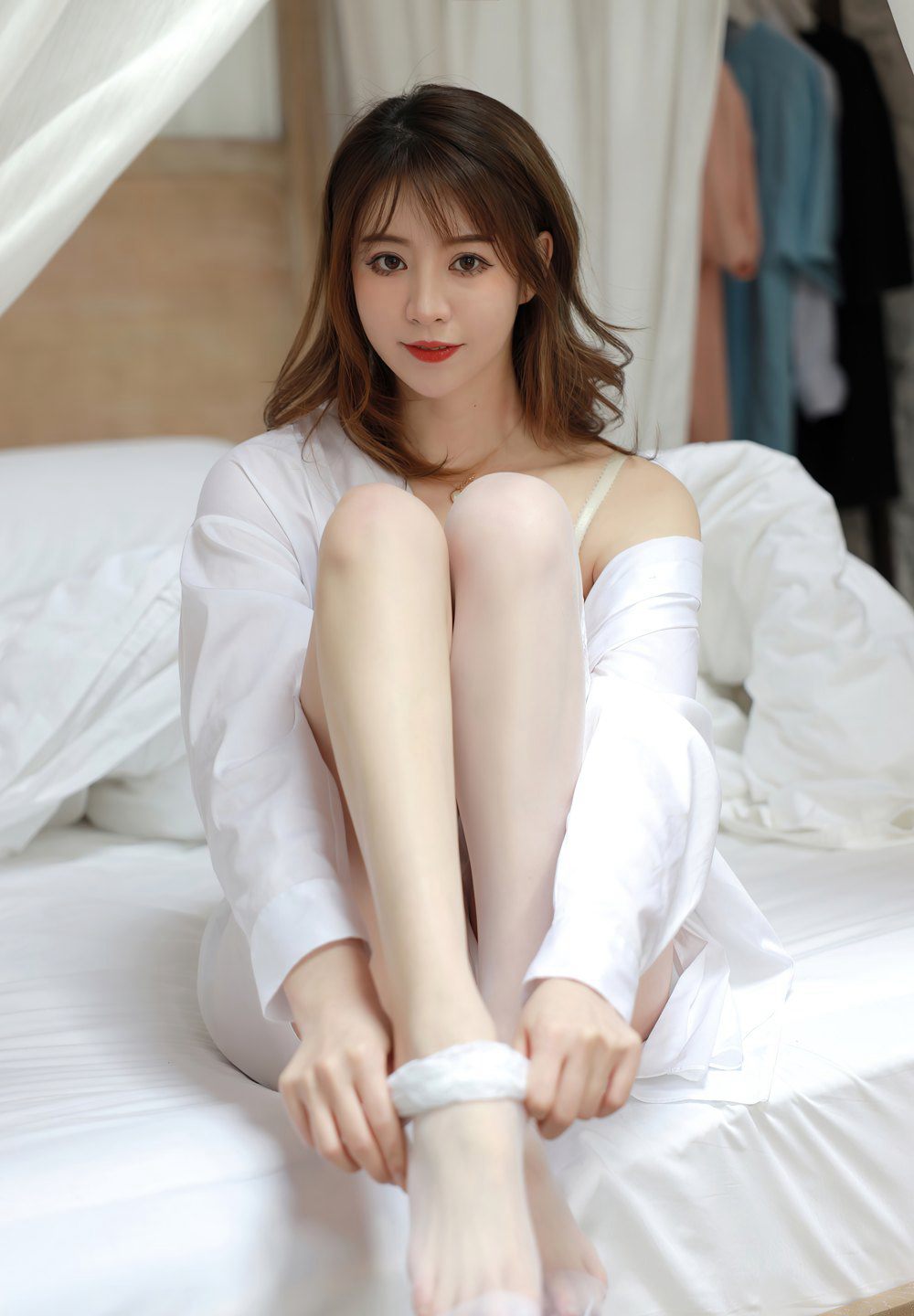백실 미족, 부드러운 하얀 피부의 아름다운 젊은 부인이 초박형 실크 스타킹을 신고 있는 극품 섹시한 긴 다리