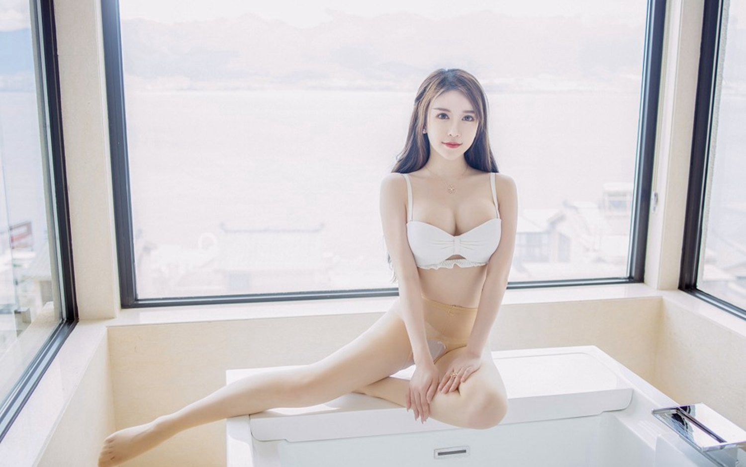 Người phụ nữ đẹp trẻ trung ướt át trong bồn tắm với tất trắng, đôi chân trắng mịn, ngực đẹp của Miki - Hình ảnh độ nét cao
