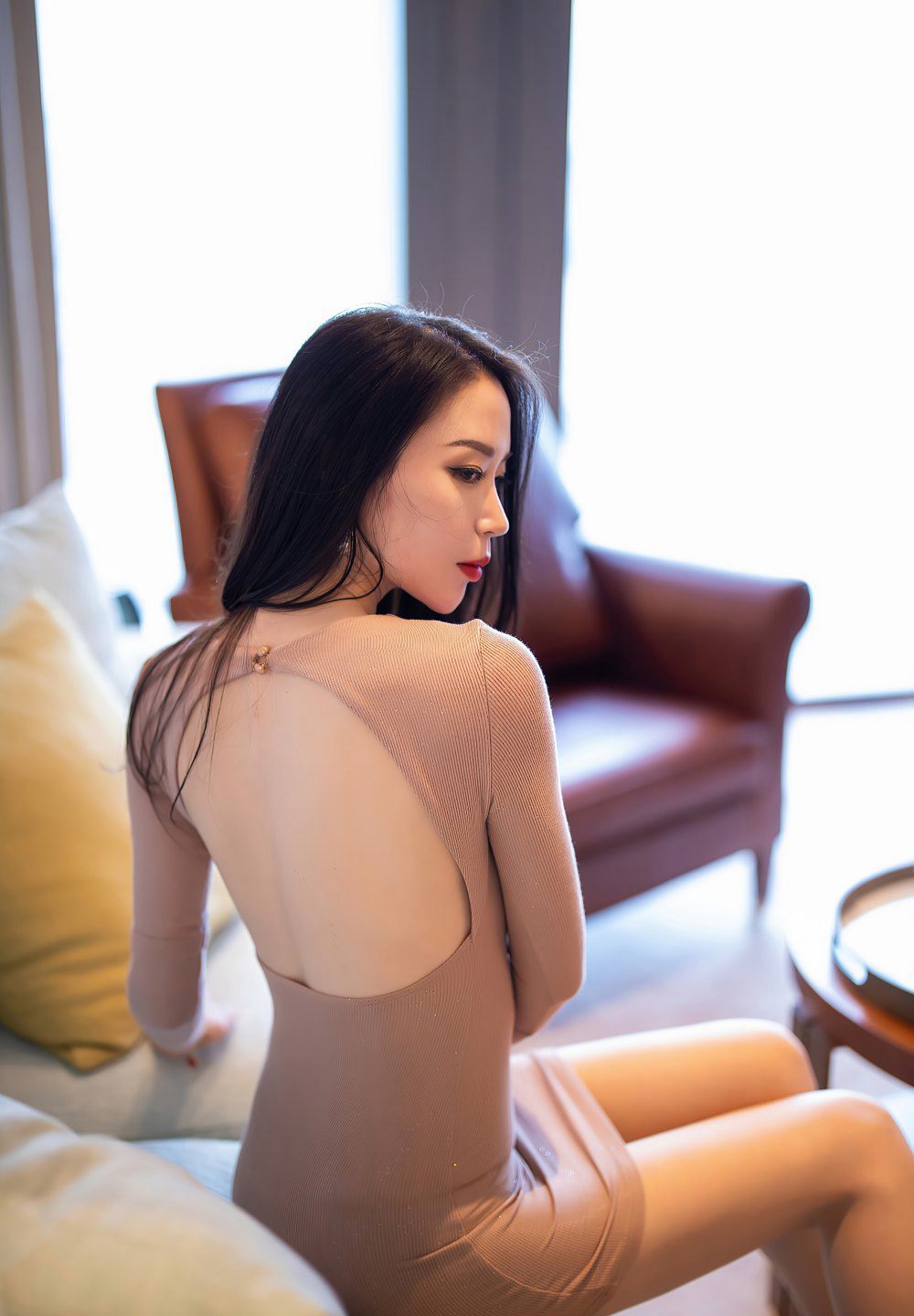 Meng Xin Yue S's exquisite seductive figure in a tight skirt, high perky buttocks pose, flesh-colored stockings, high heels, no underwear, high-definition pictures