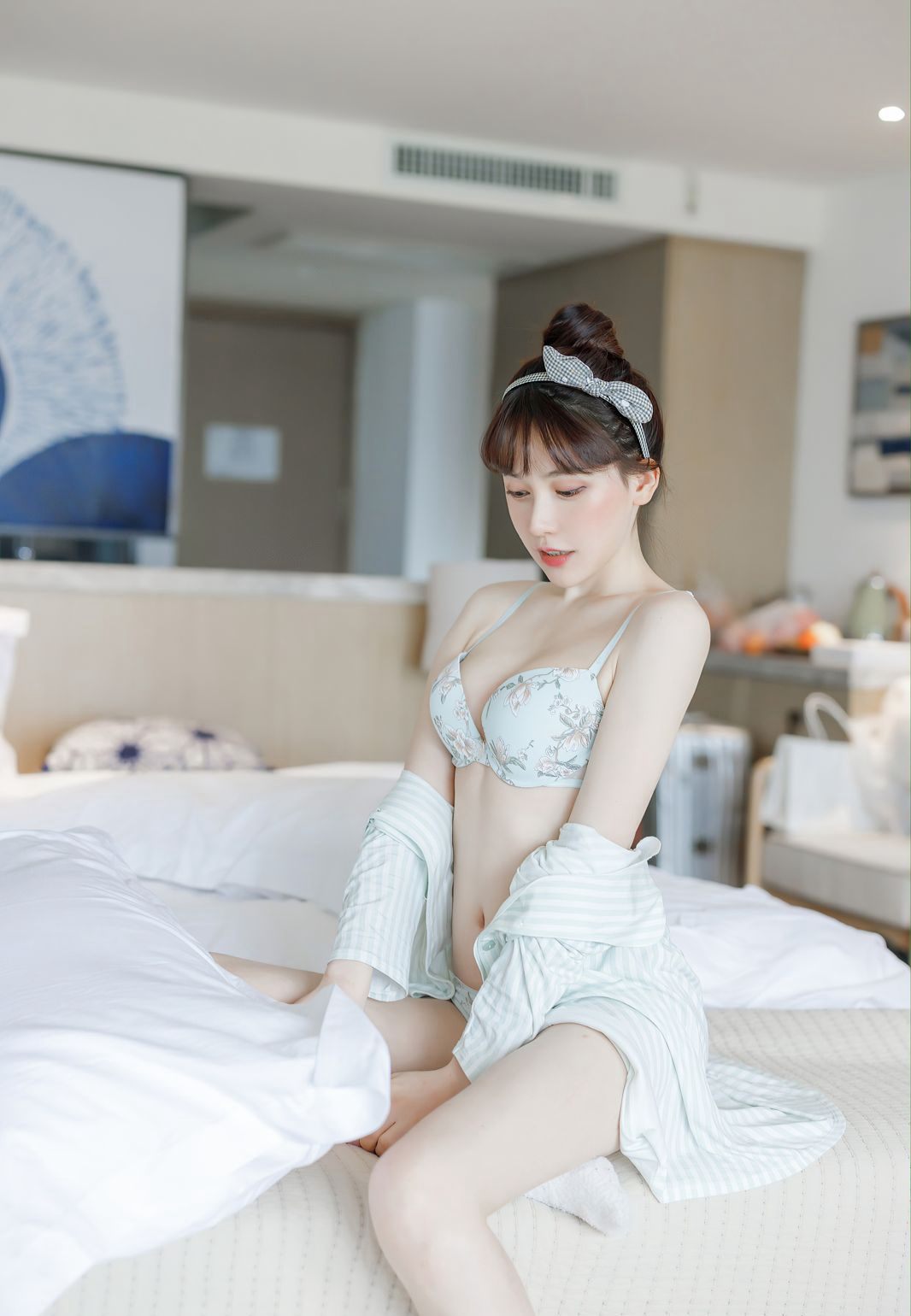 愛蜜社嫩模Lynn劉奕寧極品嫩白身材性感白襪私房床上寫真