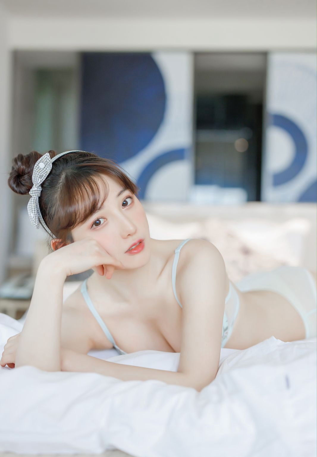 愛蜜社嫩模Lynn劉奕寧極品嫩白身材性感白襪私房床上寫真