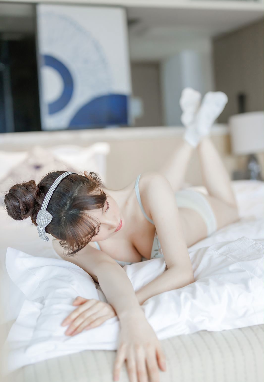 爱蜜社嫩模Lynn刘奕宁极品嫩白身材性感白袜私房床上写真