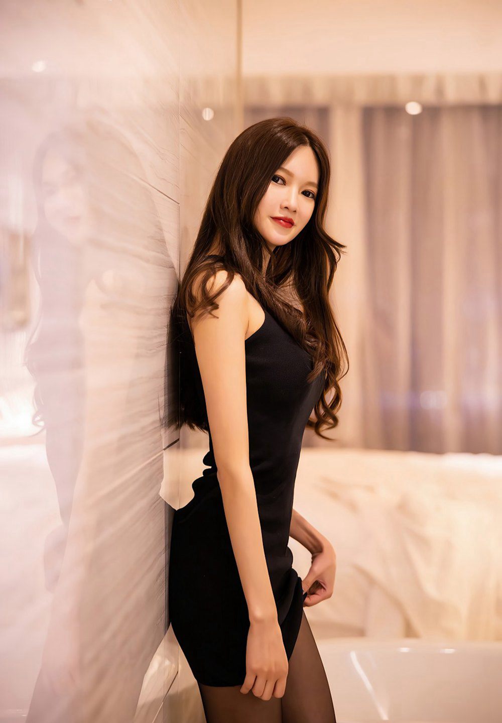 Elegant beauty Cheng Cheng Cheng with tall and slender figure, sexy black silk stockings without underwear, long legs, high heels, nighttime photo shoot.