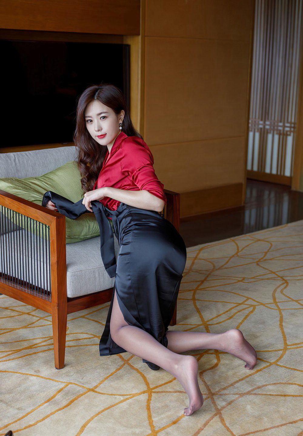 Phụ nữ trẻ đẹp với mông to tròn, mặc đồng phục siêu mỏng màu xám, giày cao gót, đồ lót ren gợi cảm trong tư thế khiêu khích.