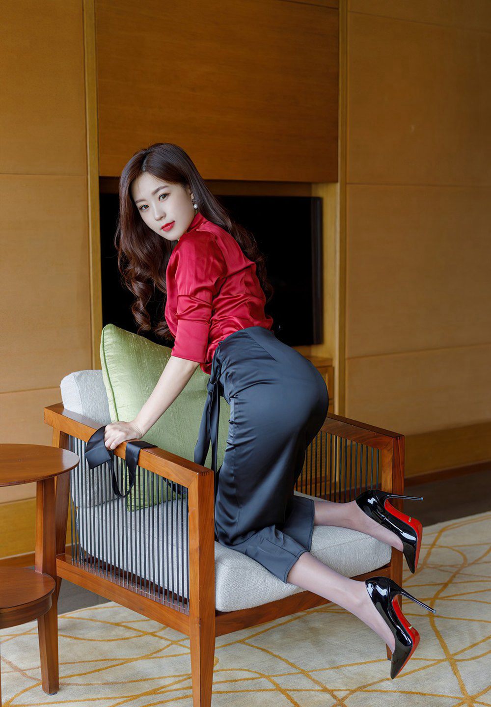 Phụ nữ trẻ đẹp với mông to tròn, mặc đồng phục siêu mỏng màu xám, giày cao gót, đồ lót ren gợi cảm trong tư thế khiêu khích.