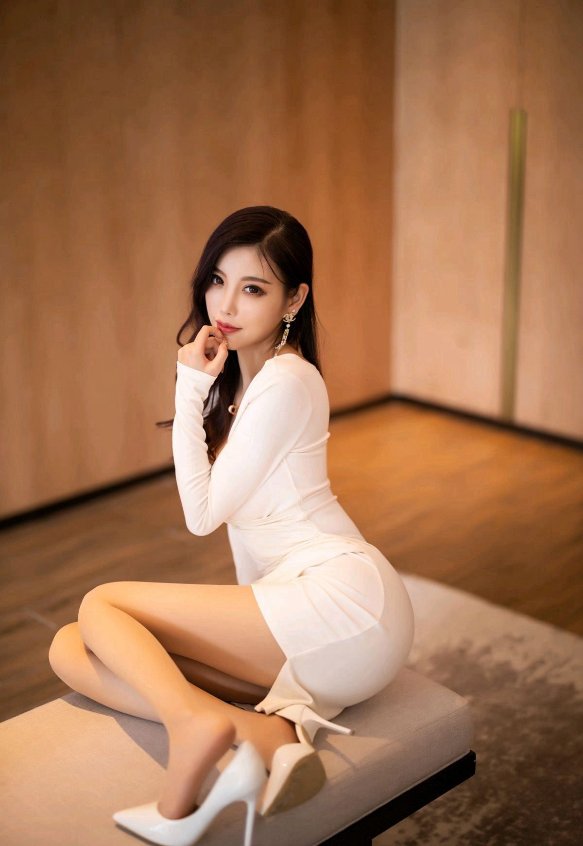 หยาง เฉินเฉิน 2020 ภาพรวมความคมชัดสูง ชุดกระโปรงรัดรูปเซ็กซี่ ถุงน่องสีเนื้อ ก้นงอน ขาสวย รองเท้าส้นสูง เซ็ตภาพ