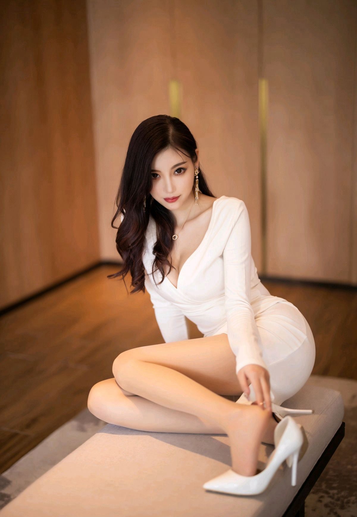หยาง เฉินเฉิน 2020 ภาพรวมความคมชัดสูง ชุดกระโปรงรัดรูปเซ็กซี่ ถุงน่องสีเนื้อ ก้นงอน ขาสวย รองเท้าส้นสูง เซ็ตภาพ
