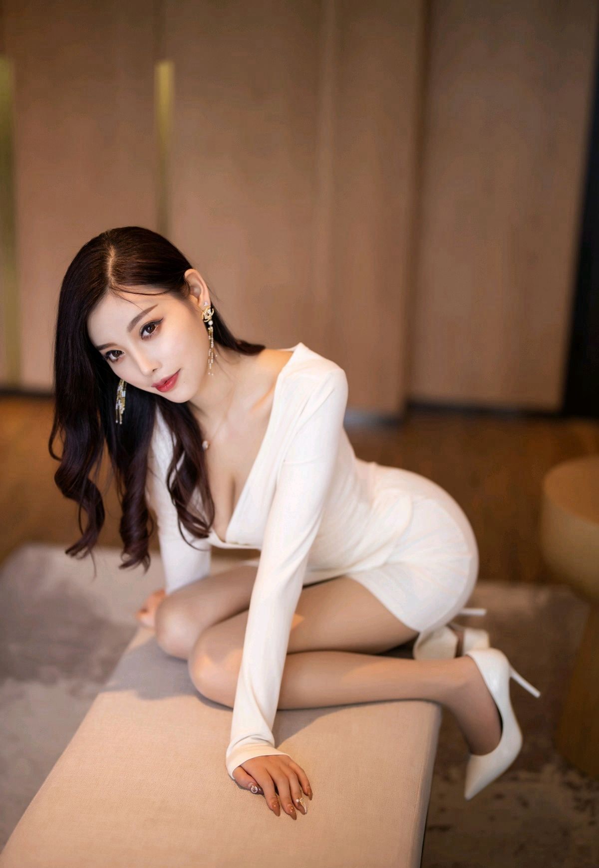หยาง เฉินเฉิน 2020 ภาพรวมความคมชัดสูง ชุดกระโปรงรัดรูปเซ็กซี่ ถุงน่องสีเนื้อ ก้นงอน ขาสวย รองเท้าส้นสูง เซ็ตภาพ
