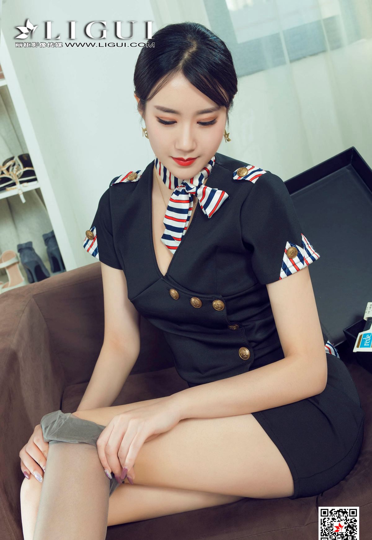 จื่อชิง แอร์โฮสเตสในชุดยูนิฟอร์มเซ็กซี่ ถุงเท้าบางพิเศษสีเทา รองเท้าส้นสูงแตะ ถอดถุงเท้า เผยเท้าขาวเนียนเหมือนหยก