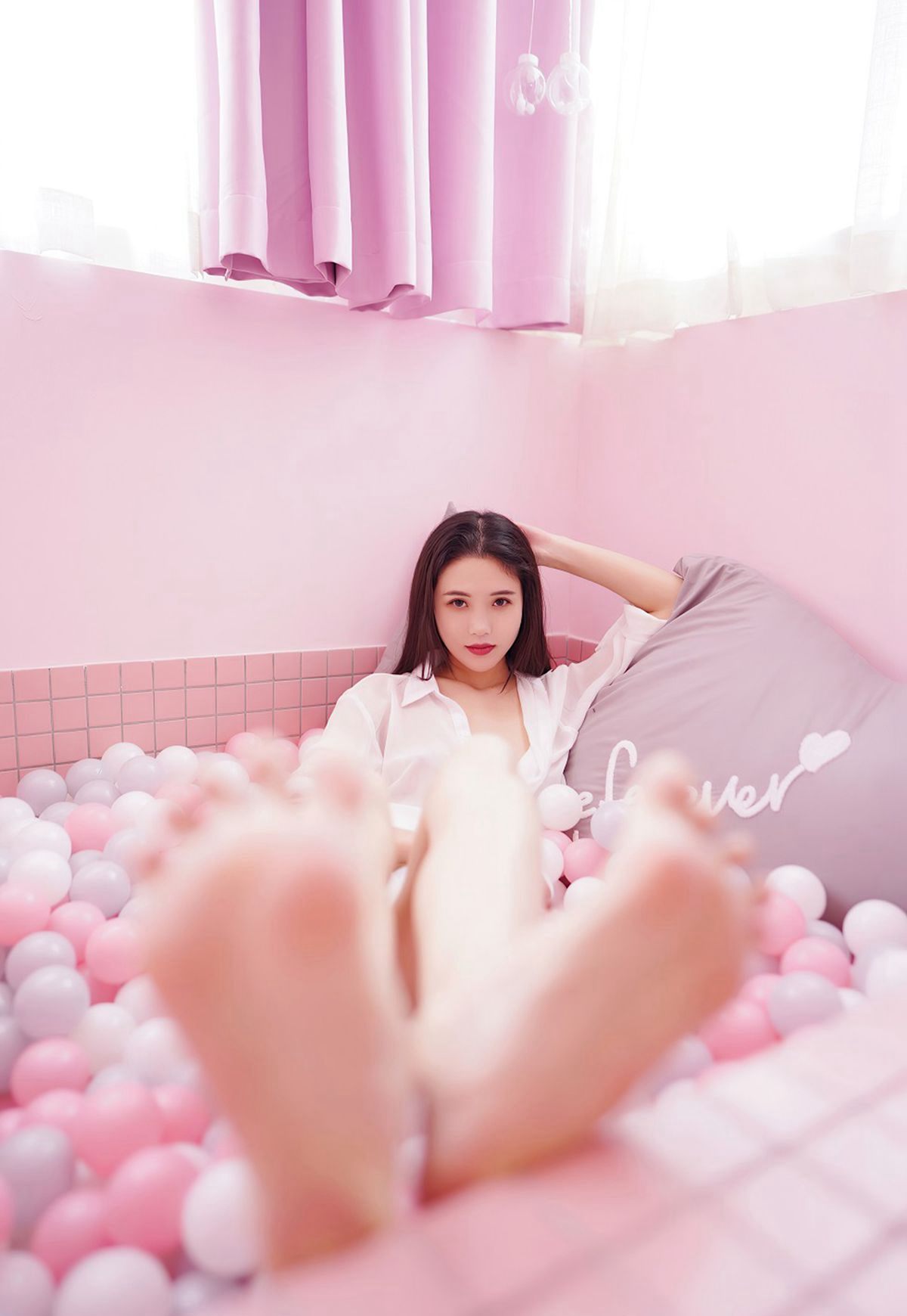 Trần Nhất Hàm gợi cảm với áo sơ mi trắng, đồng phục đen lụa, quyến rũ đôi chân đẹp của cô gái.