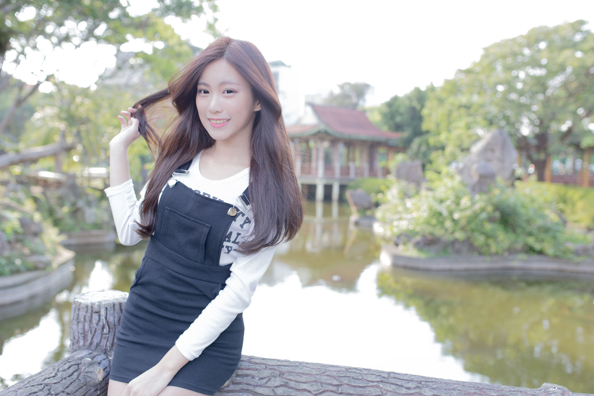 Taiwan Beauty] Zhang Chu Shan: School Flower Goddess Outdoor Shoot at Taipei Zhongshan Station McDonald's in the Park, Small Fresh Style