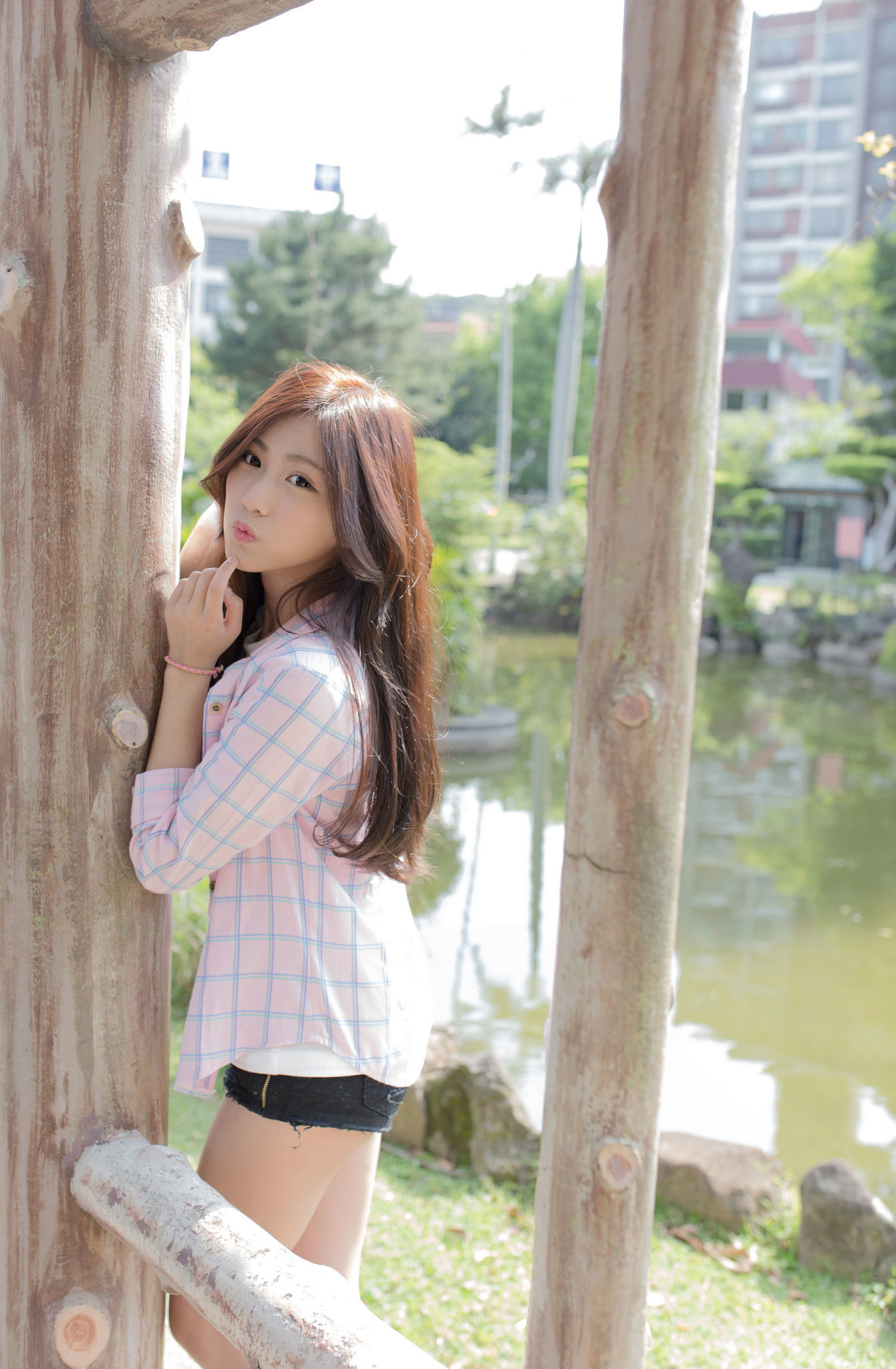Taiwan Beauty] Zhang Chu Shan: School Flower Goddess Outdoor Shoot at Taipei Zhongshan Station McDonald's in the Park, Small Fresh Style