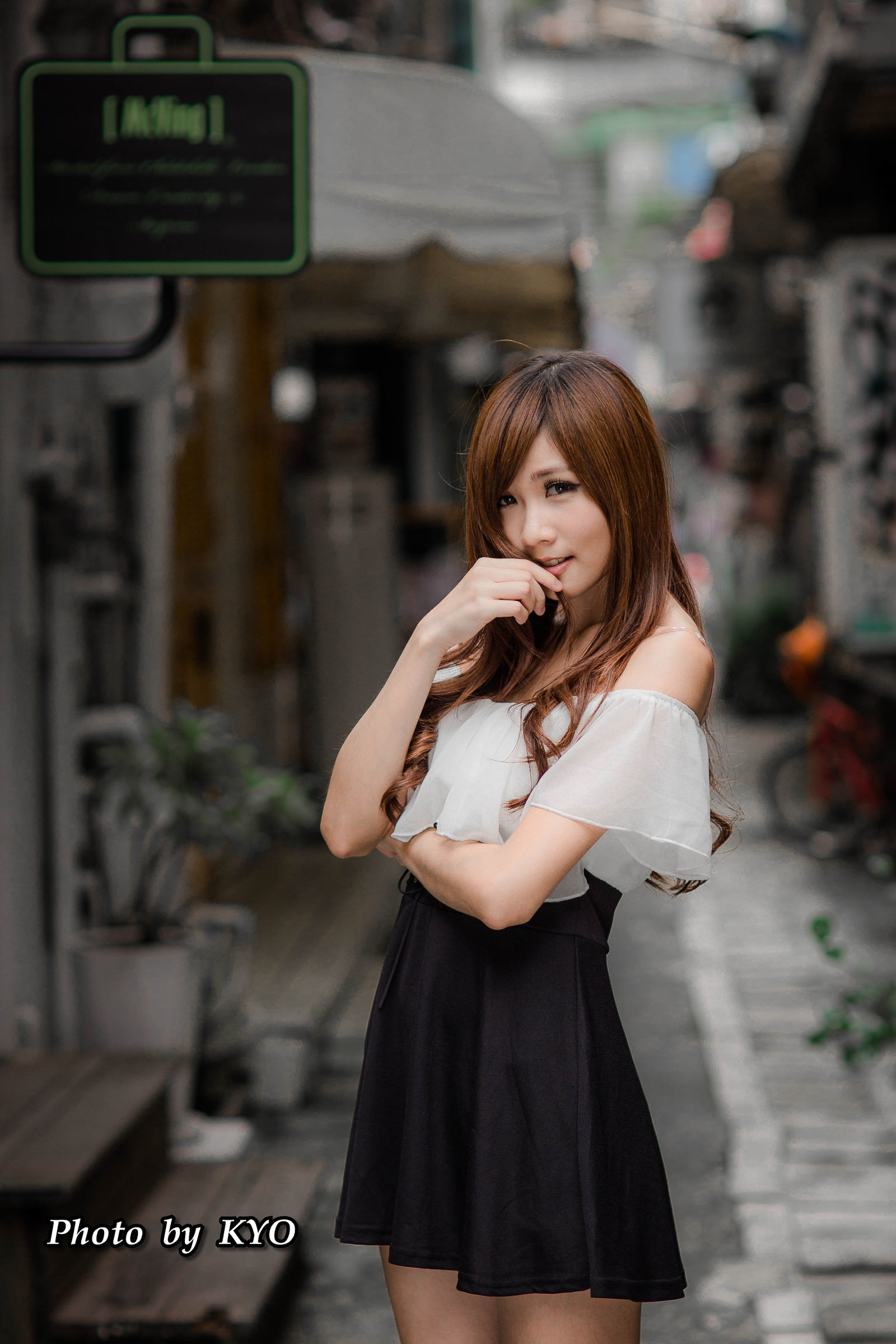 [台湾美女] 張雅筑Chu 綻放 in 忠孝敦化外拍-附唇印签名照
