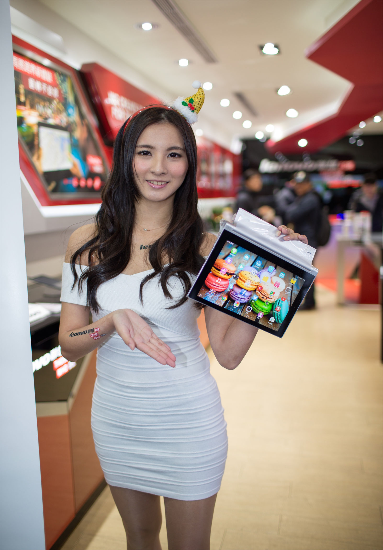 台湾の美女] ドゥ可薇Avy 台北市光華商场 レノボのカウンター販売員