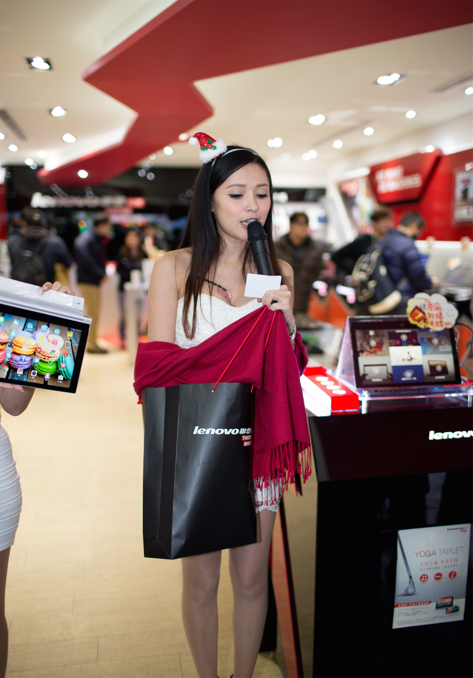 台湾の美女] ドゥ可薇Avy 台北市光華商场 レノボのカウンター販売員