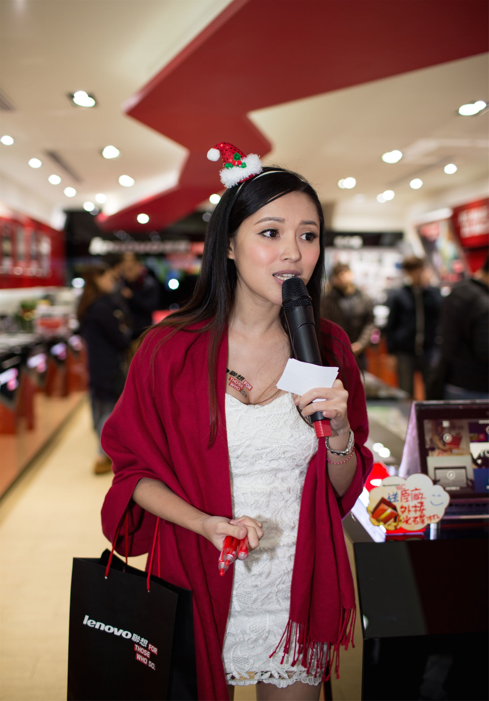 Taiwan Beauty Du Kewei Avy, Taipei City Guanghua Market, Lenovo counter salesperson