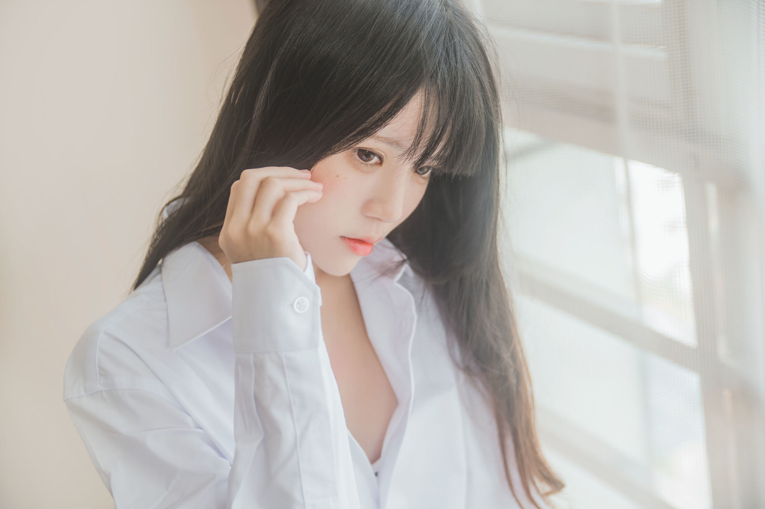 [萝莉COS] 桜桃喵《桜桃未熟 - 白衬衫散发》