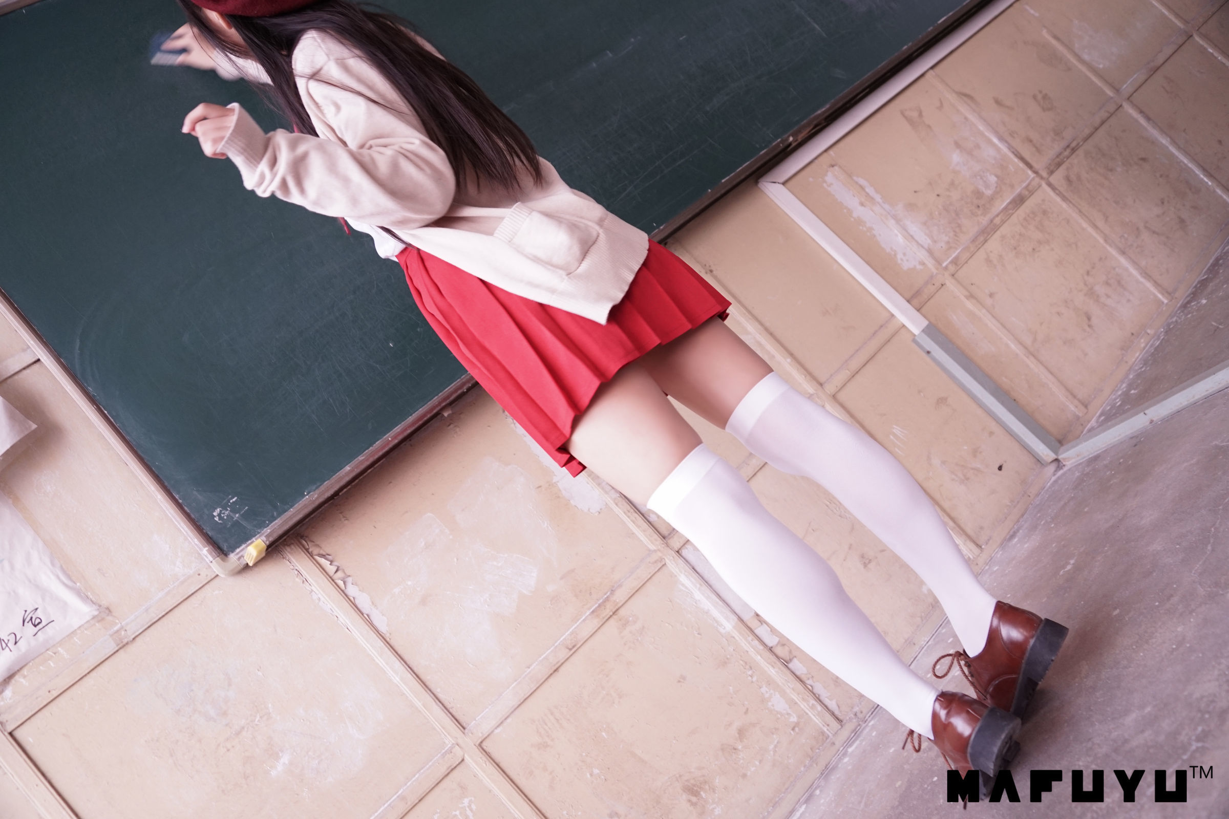 [萝莉COS] 神楽板真冬 红JK白过膝系列套图