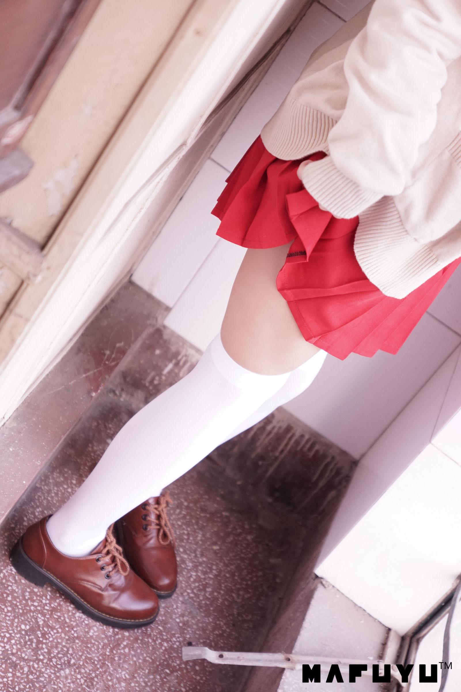 [萝莉COS] 神楽板真冬 红JK白过膝系列套图