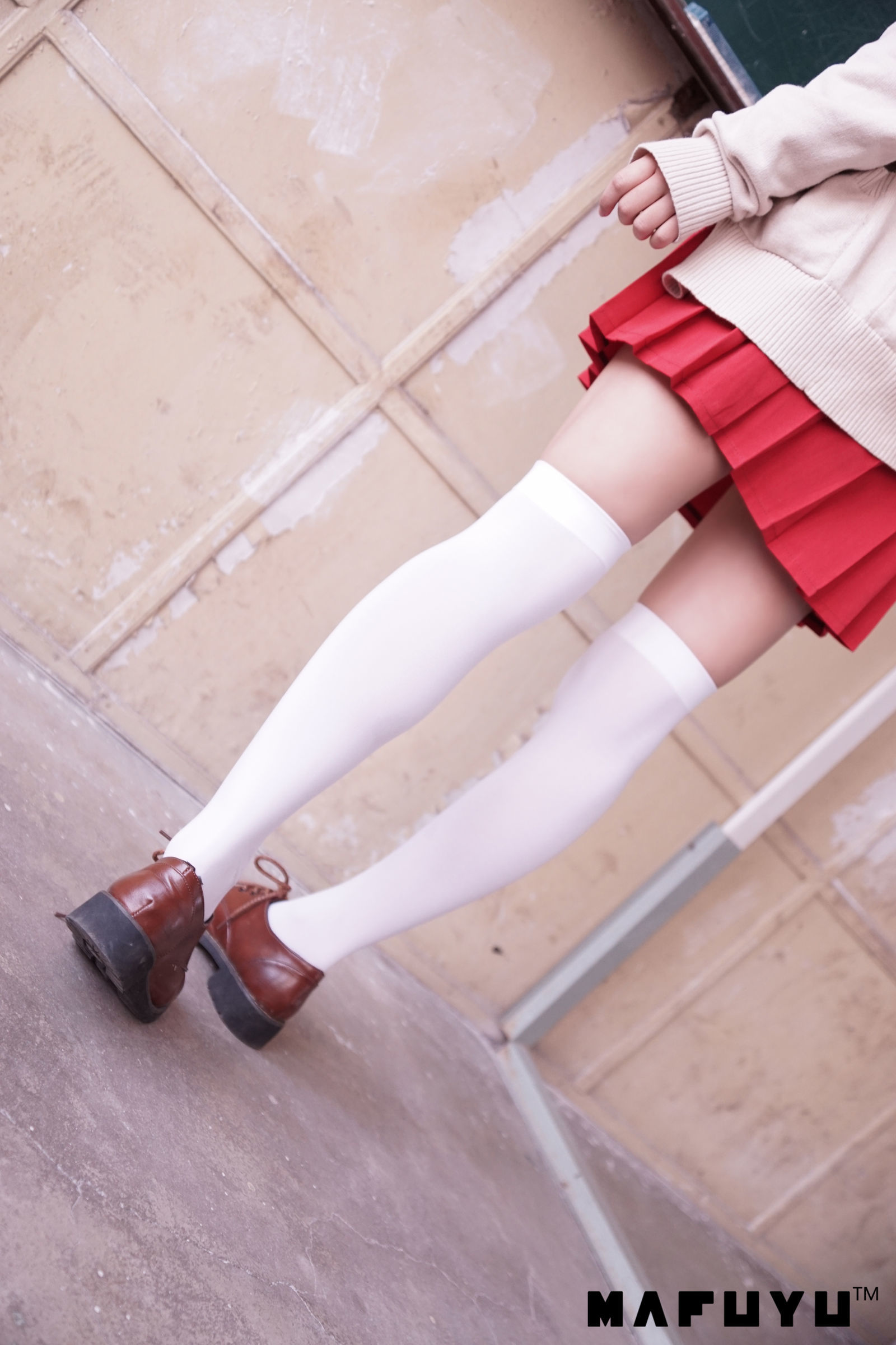 [萝莉COS] 神楽板真冬 红JK白过膝系列套图