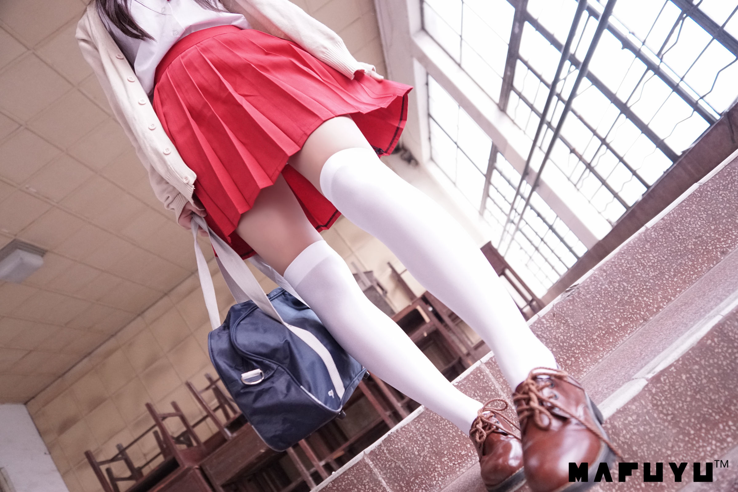 [萝莉COS] 神楽板真冬 红JK白过膝系列套图
