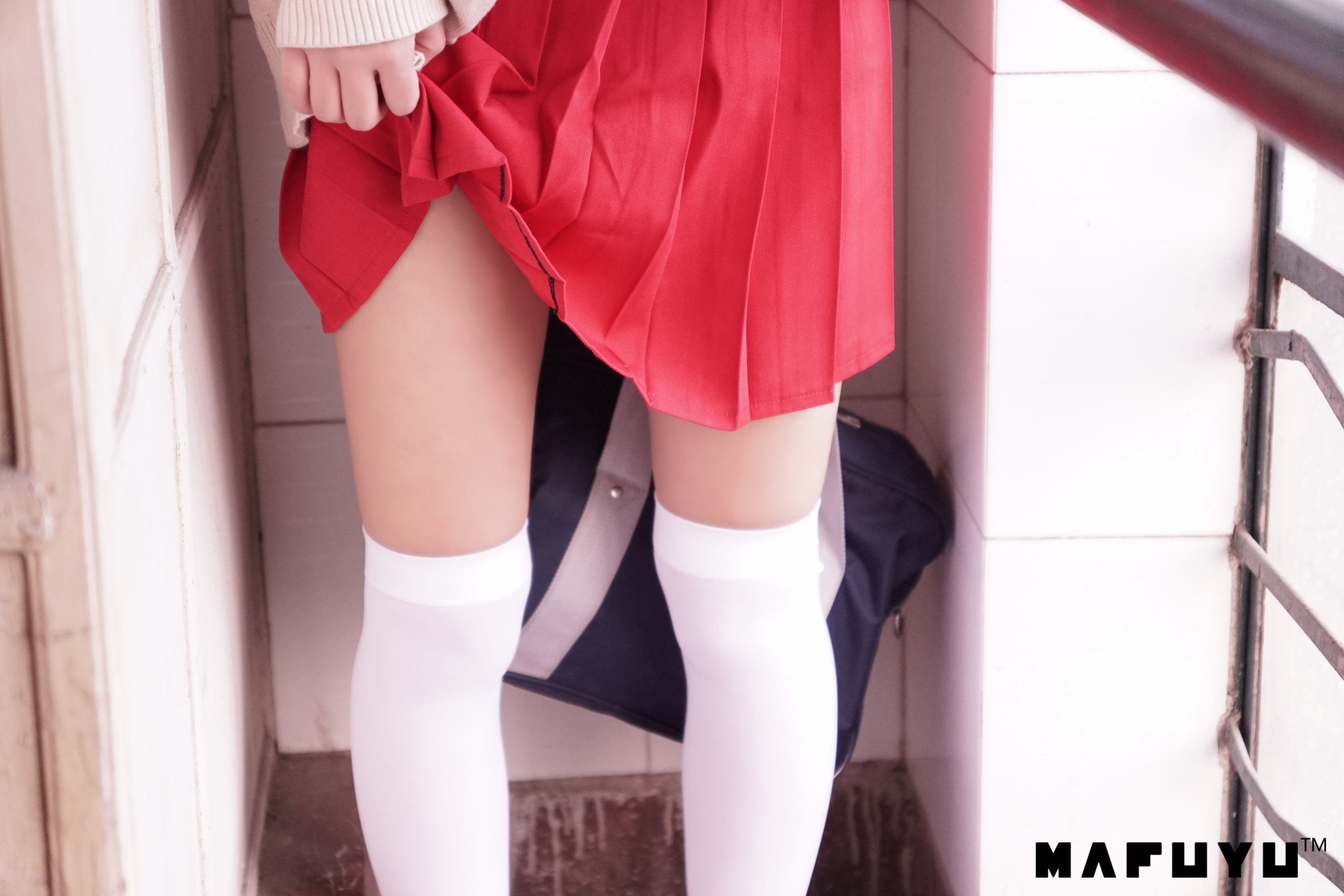 [萝莉COS] 神楽板真冬 红JK白过膝系列套图