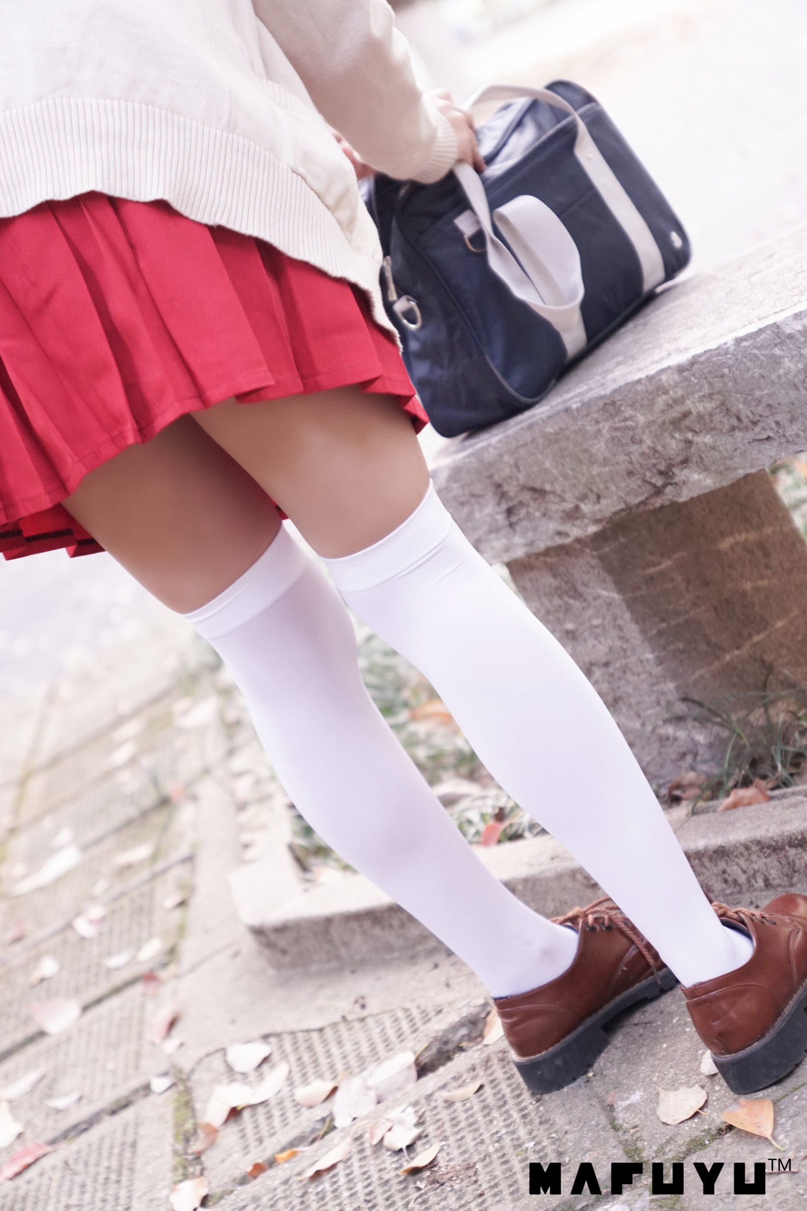 [萝莉COS] 神楽板真冬 红JK白过膝系列套图