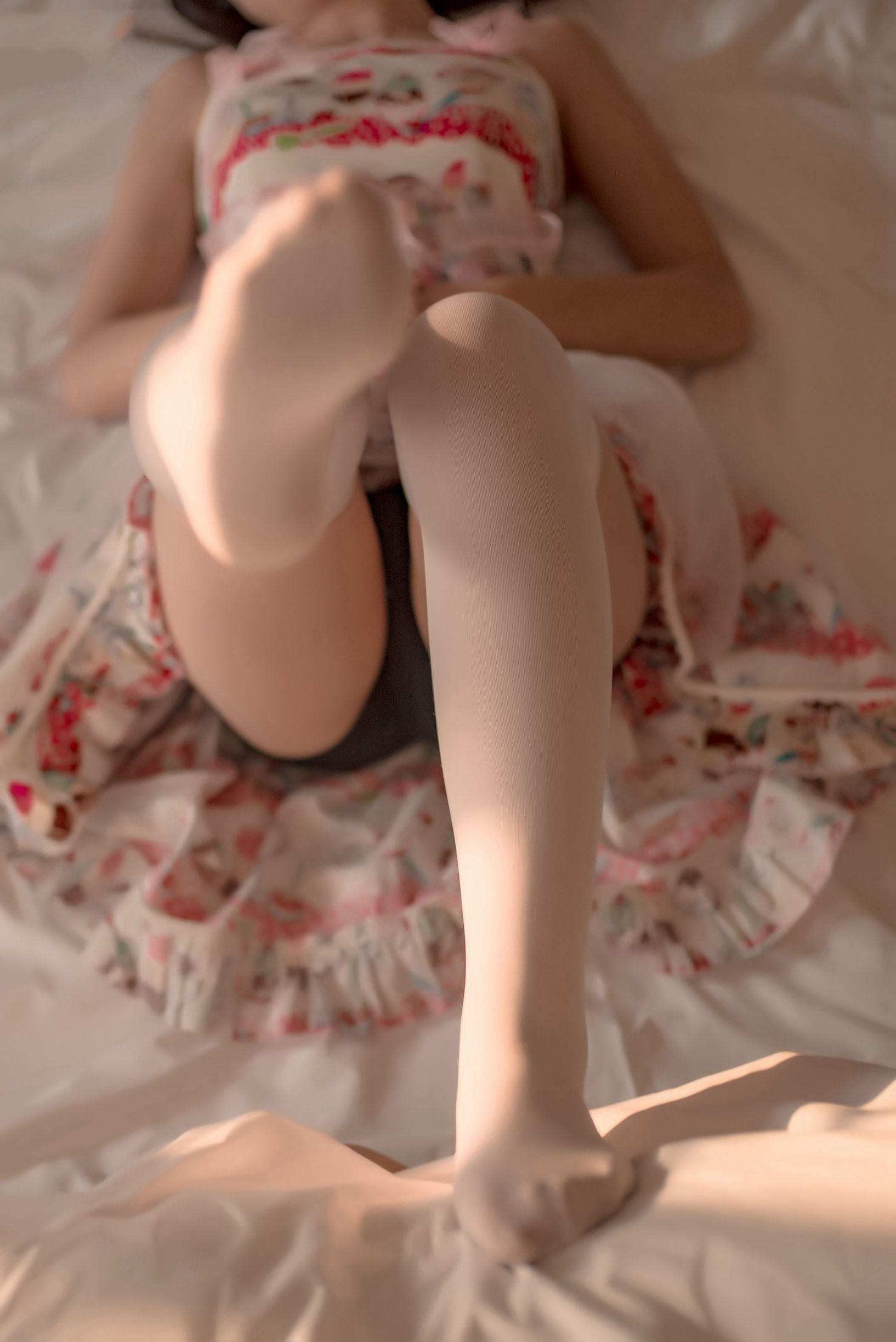 เขตแดนแห่งสายลม] NO.106 หญิงสาวในชุดกระโปรงดอกไม้สวมถุงเท้าขาว