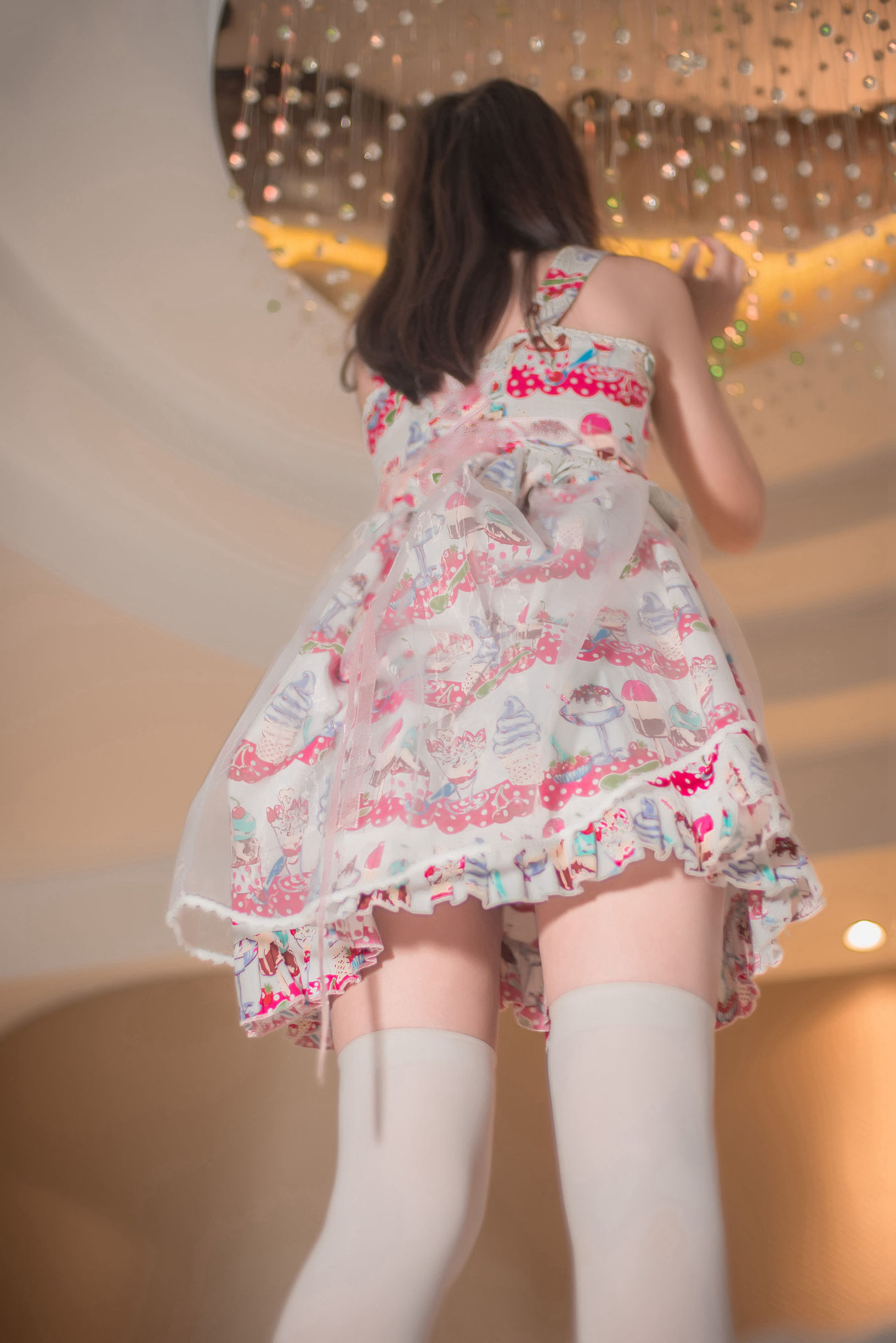 เขตแดนแห่งสายลม] NO.106 หญิงสาวในชุดกระโปรงดอกไม้สวมถุงเท้าขาว