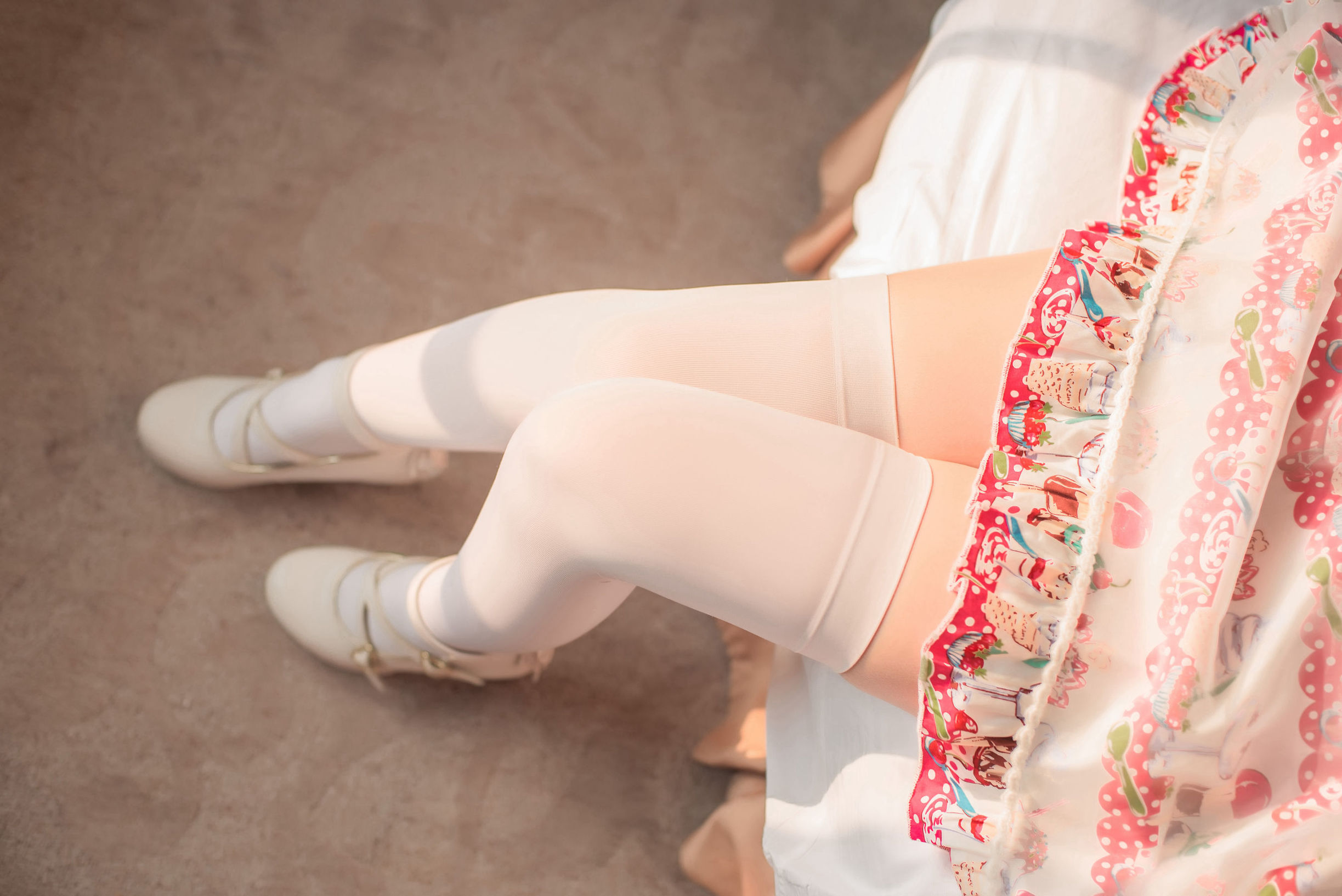 เขตแดนแห่งสายลม] NO.106 หญิงสาวในชุดกระโปรงดอกไม้สวมถุงเท้าขาว