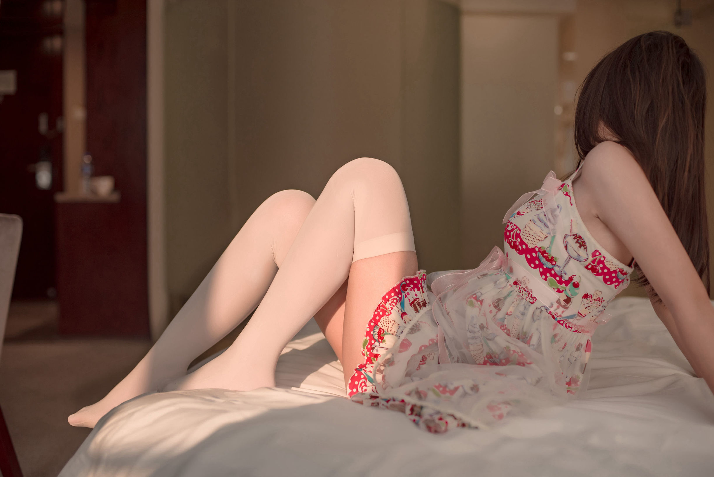 เขตแดนแห่งสายลม] NO.106 หญิงสาวในชุดกระโปรงดอกไม้สวมถุงเท้าขาว