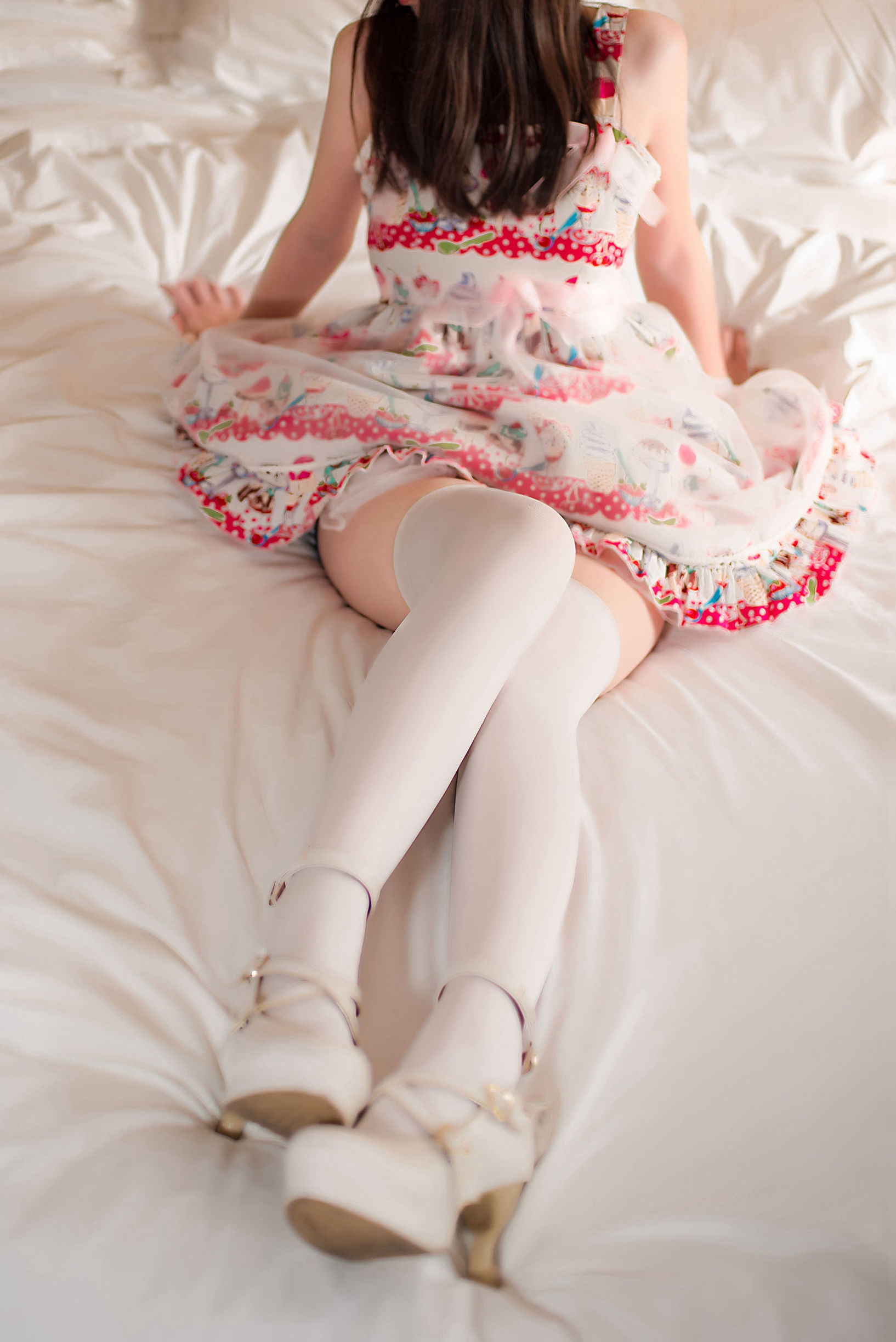 เขตแดนแห่งสายลม] NO.106 หญิงสาวในชุดกระโปรงดอกไม้สวมถุงเท้าขาว