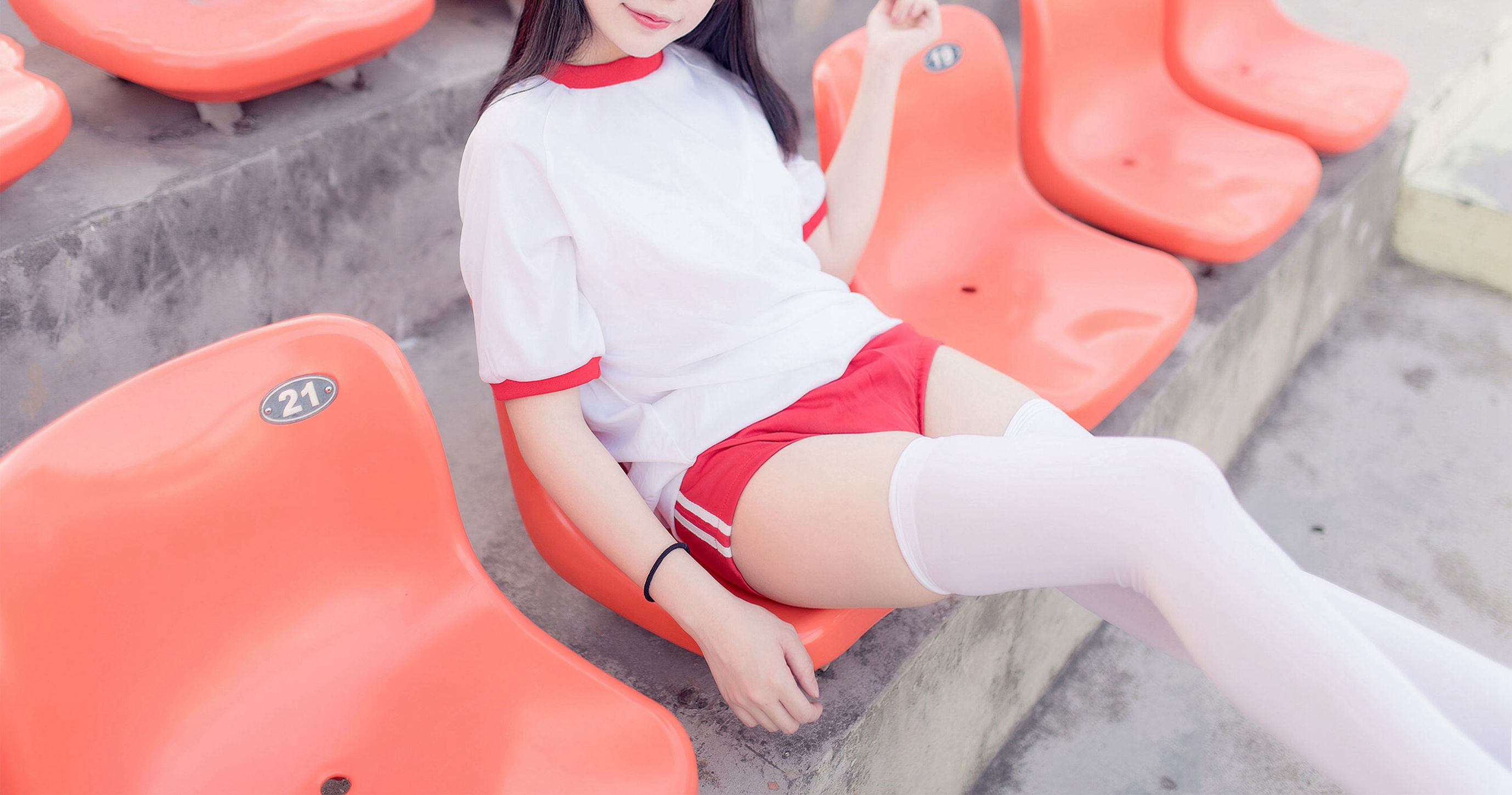 Phong Chi Linh Vực] NO.112 Cô gái mặc đồng phục thể dục trắng lụa trên sân vận động