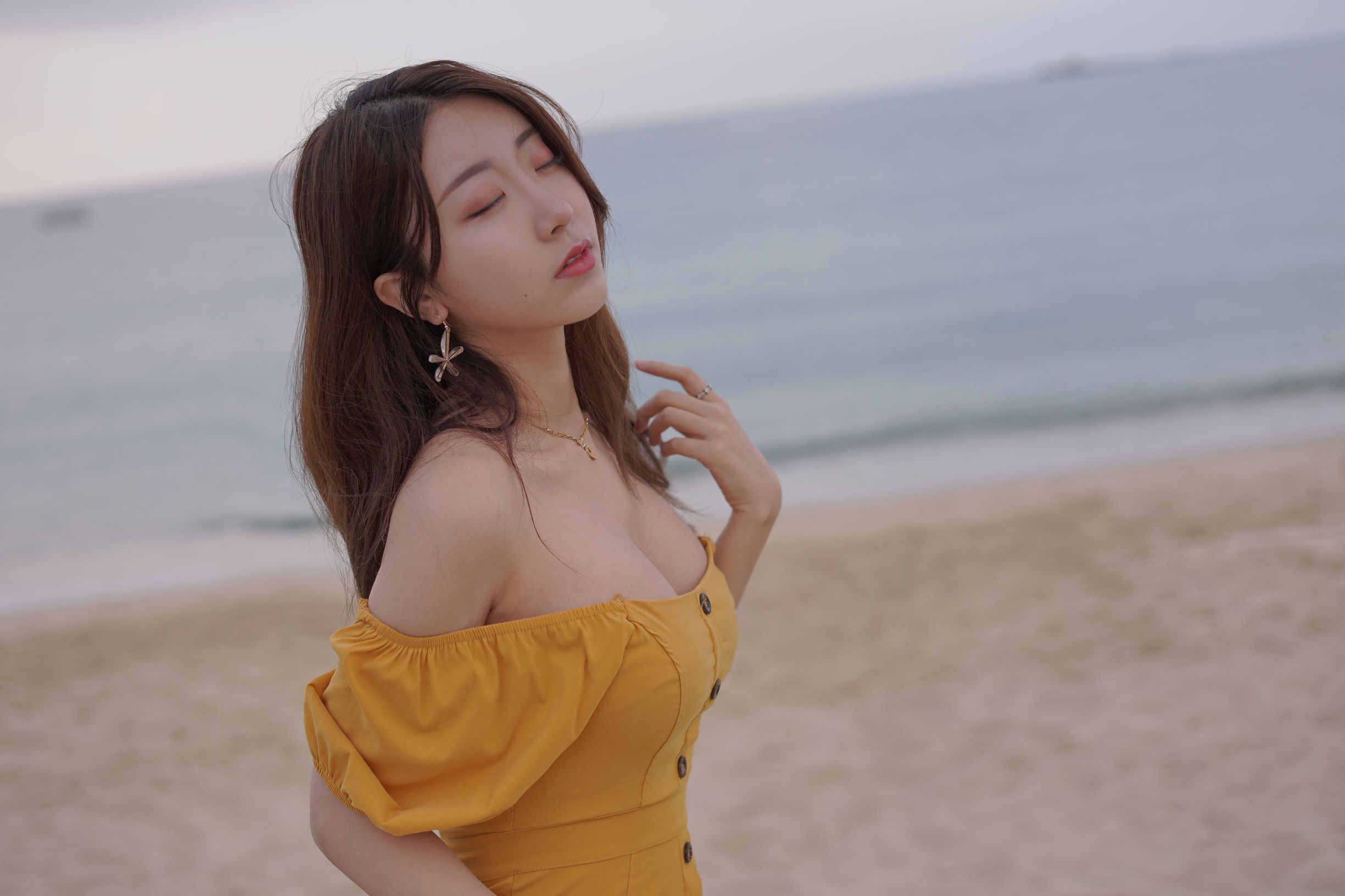 COS Phúc lợi] Coser nổi tiếng Hắc Xuyên - Hành trình hải đảo Váy liền màu vàng