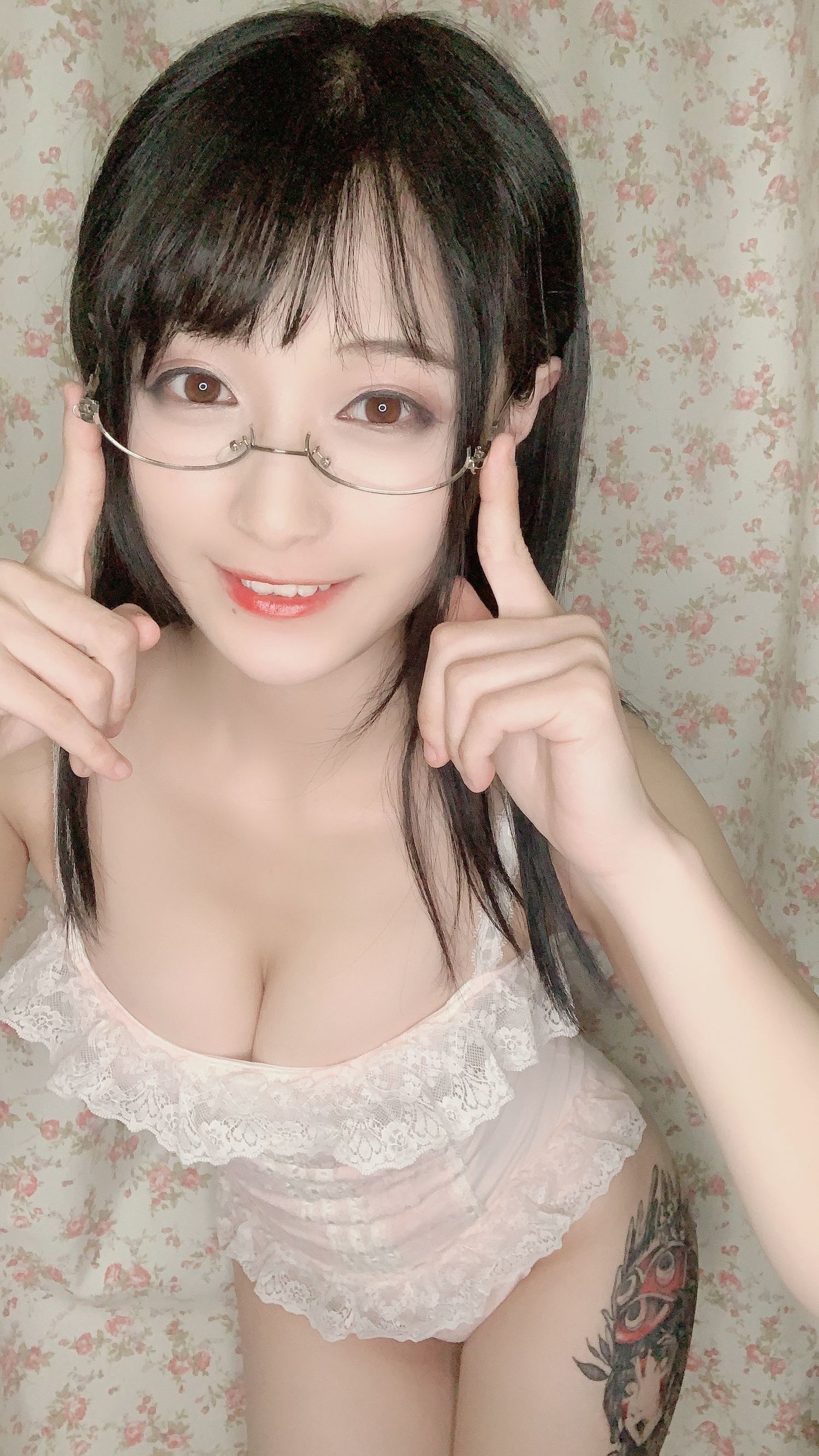 COS福利 铁板烧鬼舞w 内衣连体纹身写真