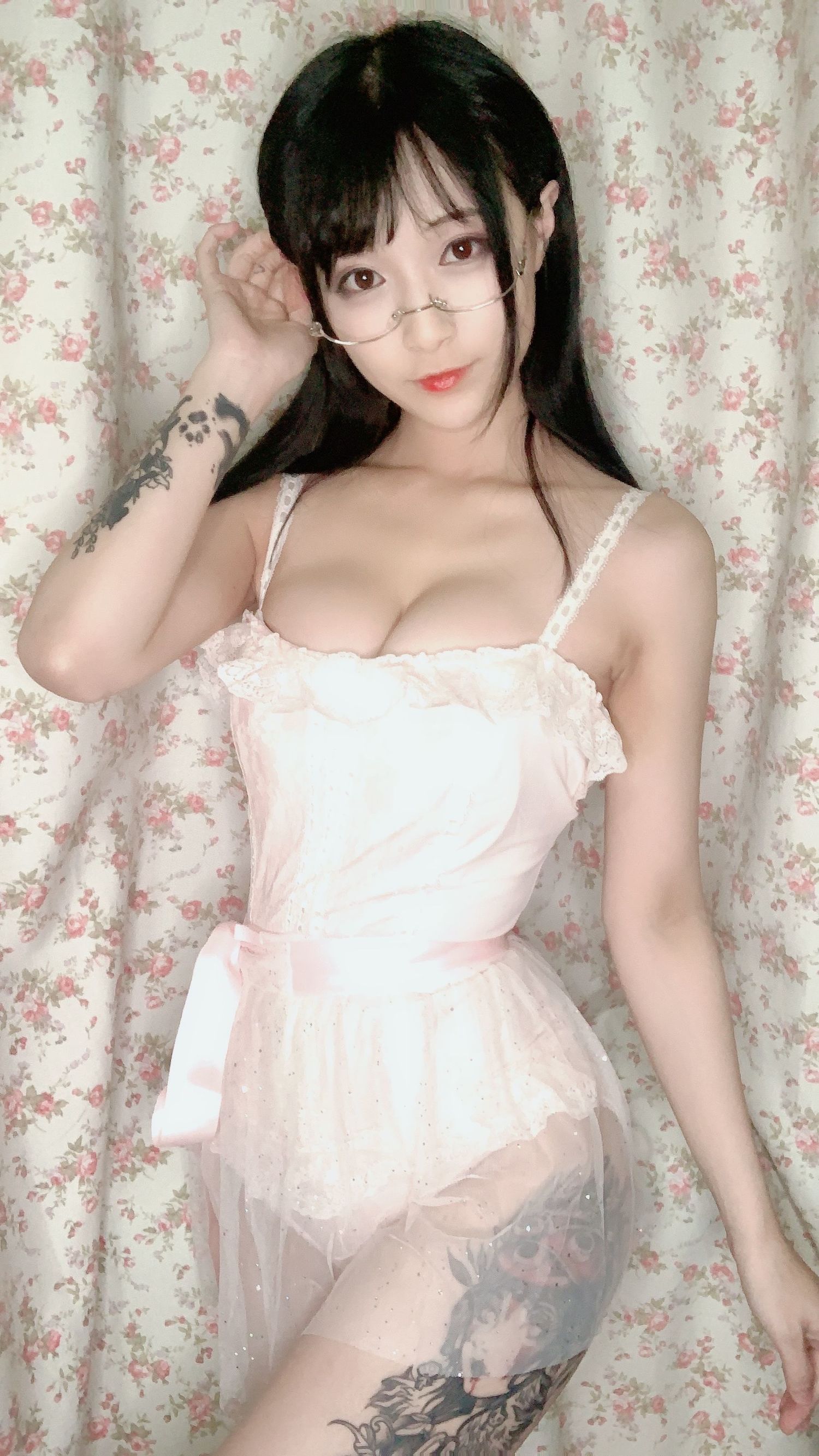 COS福利 铁板烧鬼舞w 内衣连体纹身写真