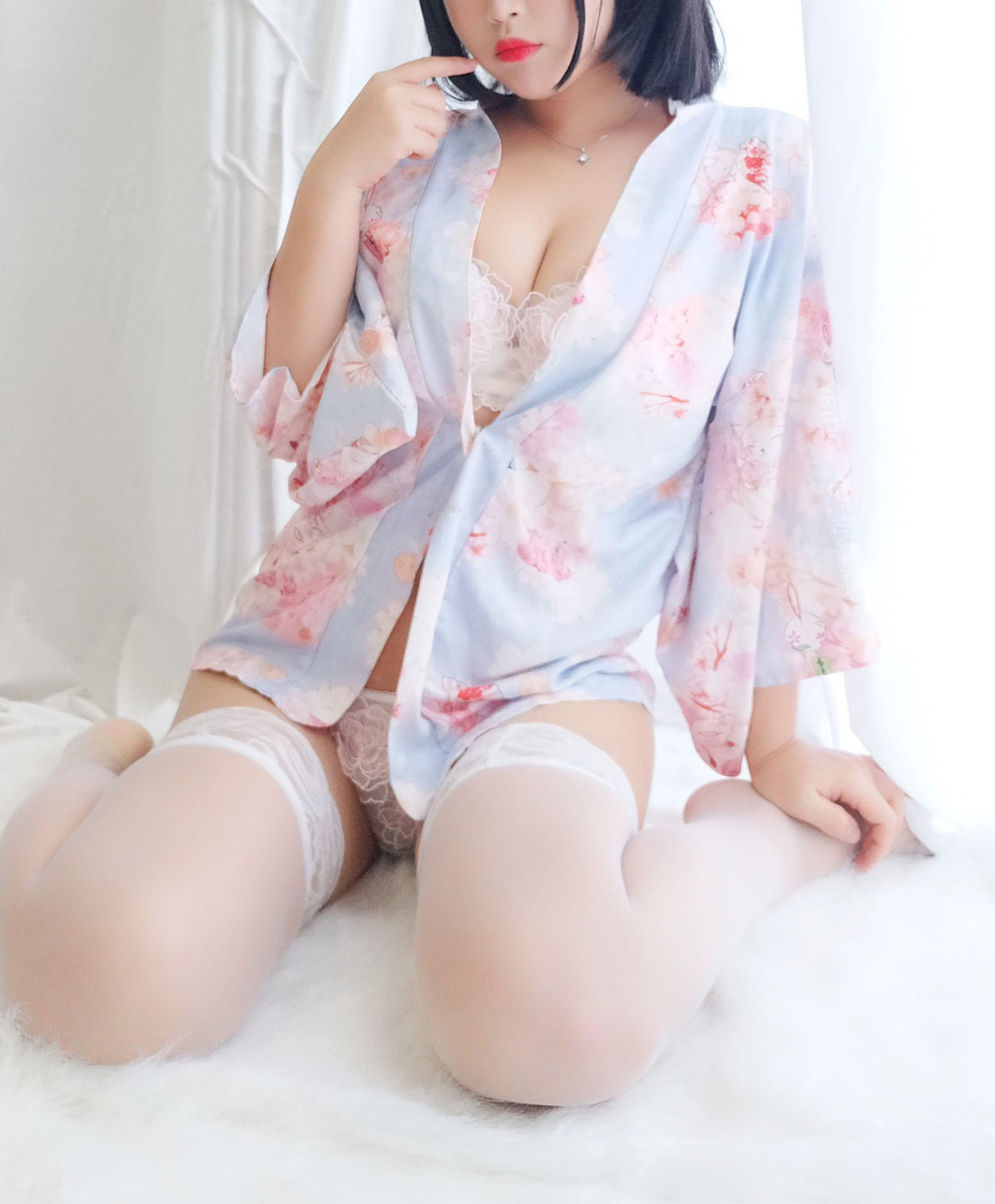 [COS福利] 萌系小姐姐-白烨- - 花与酒与少女